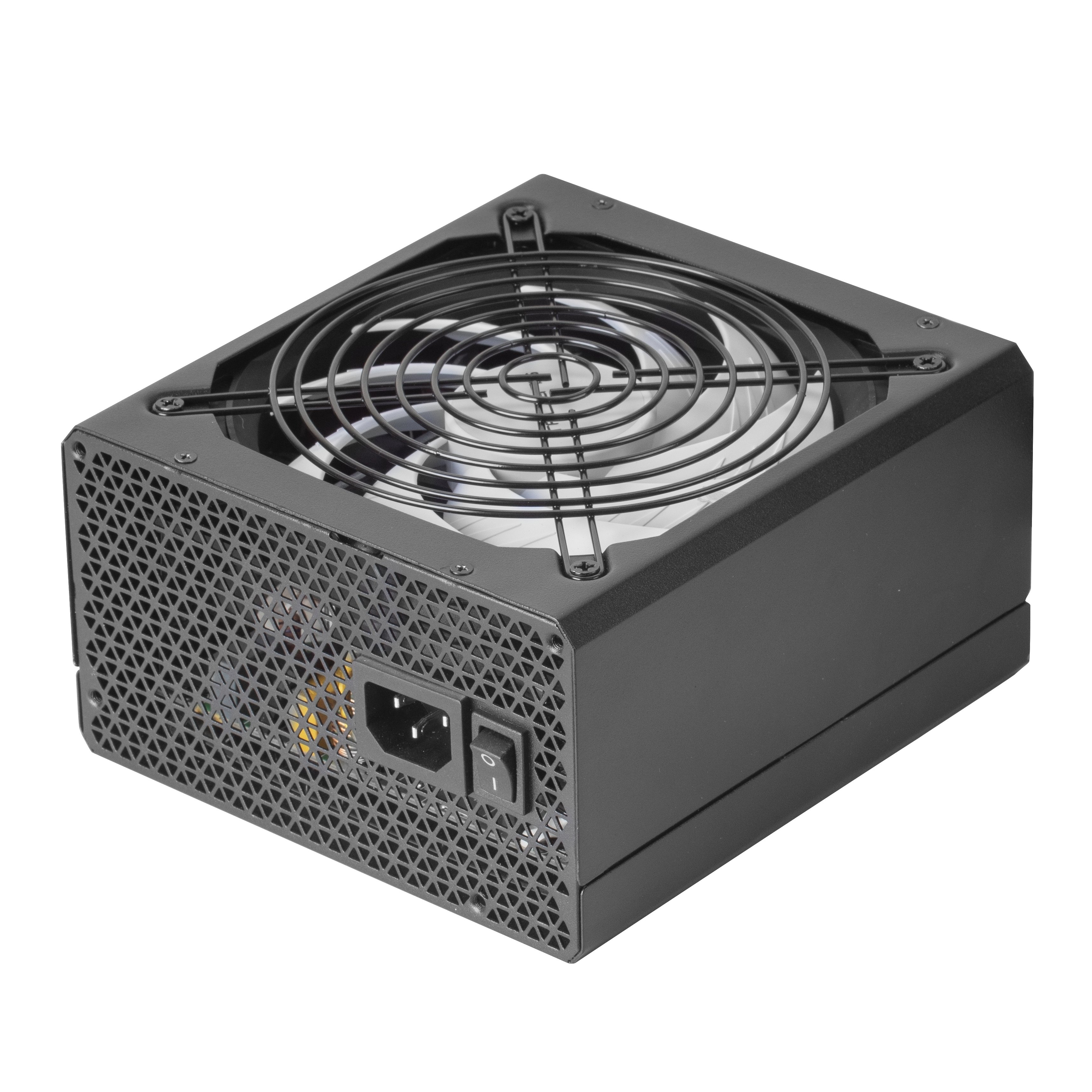Una fuente de alimentación para computadora negra. Tiene un ventilador, un interruptor de encendido y una entrada de alimentación. El fondo es blanco.