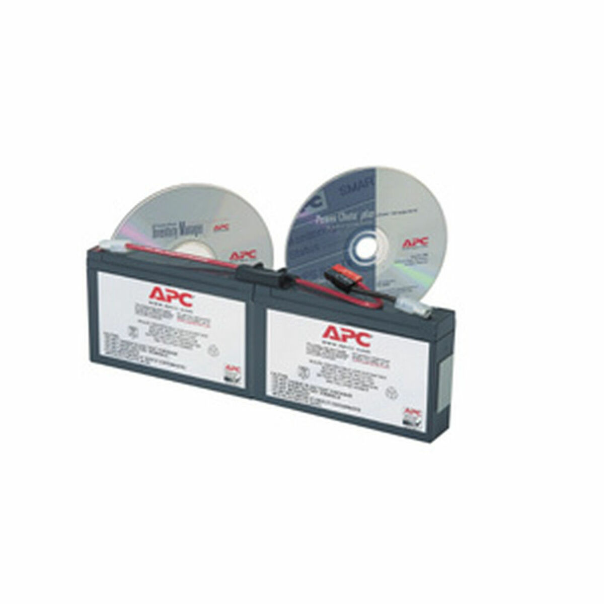 Due batterie APC nere con due CD sopra. Fili con connettori collegati. Sfondo bianco.