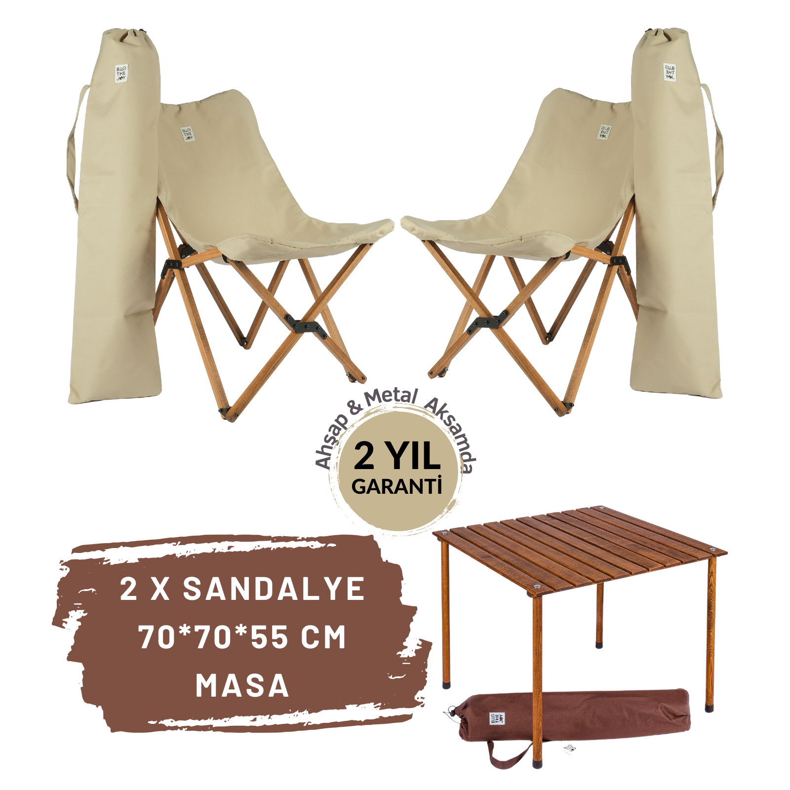 İki bej sandalye, ahşap bir masa ve iki çanta, hepsi beyaz bir arka planda. Sandalyeler katlanmış. Masa ahşap.