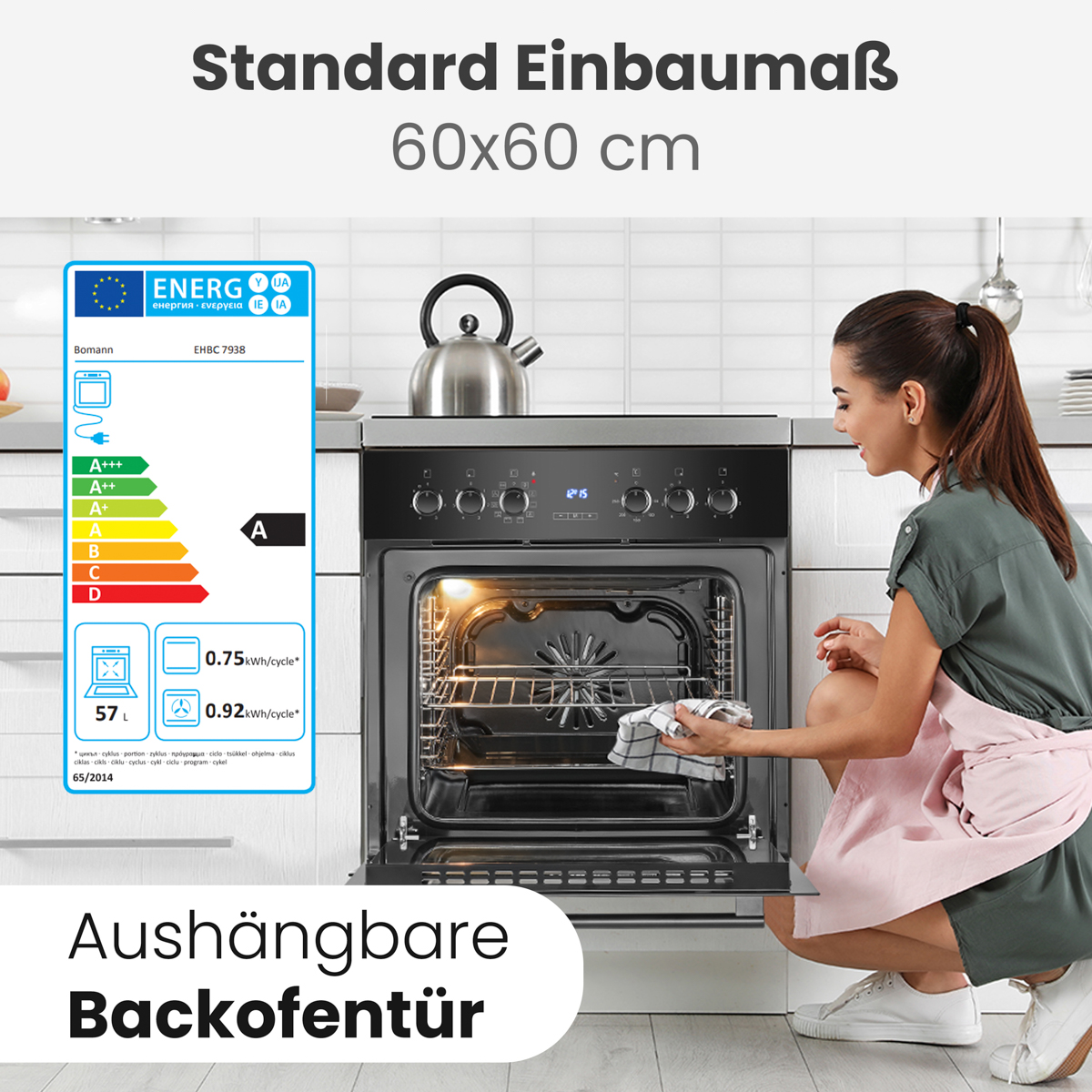 Eine Frau in einer Schürze reinigt einen offenen Backofen. Der Ofen ist schwarz und hat eine Digitaluhr. Auf dem Herd steht ein Wasserkocher.