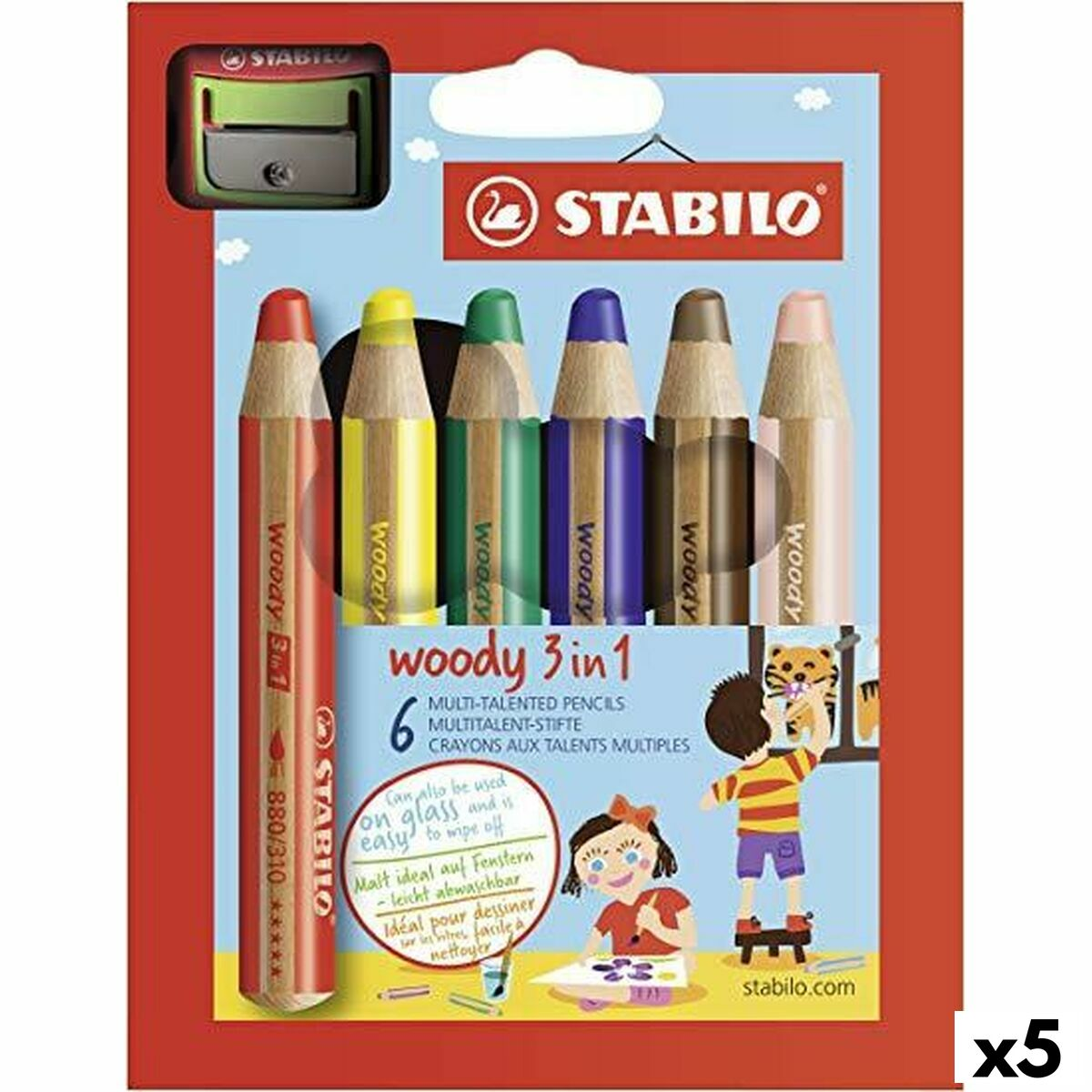 Eine Packung Stabilo Woody 3 in 1 Stifte. Sie enthält 6 Stifte in verschiedenen Farben und einen Spitzer. Die Packung hat Text in mehreren Sprachen.