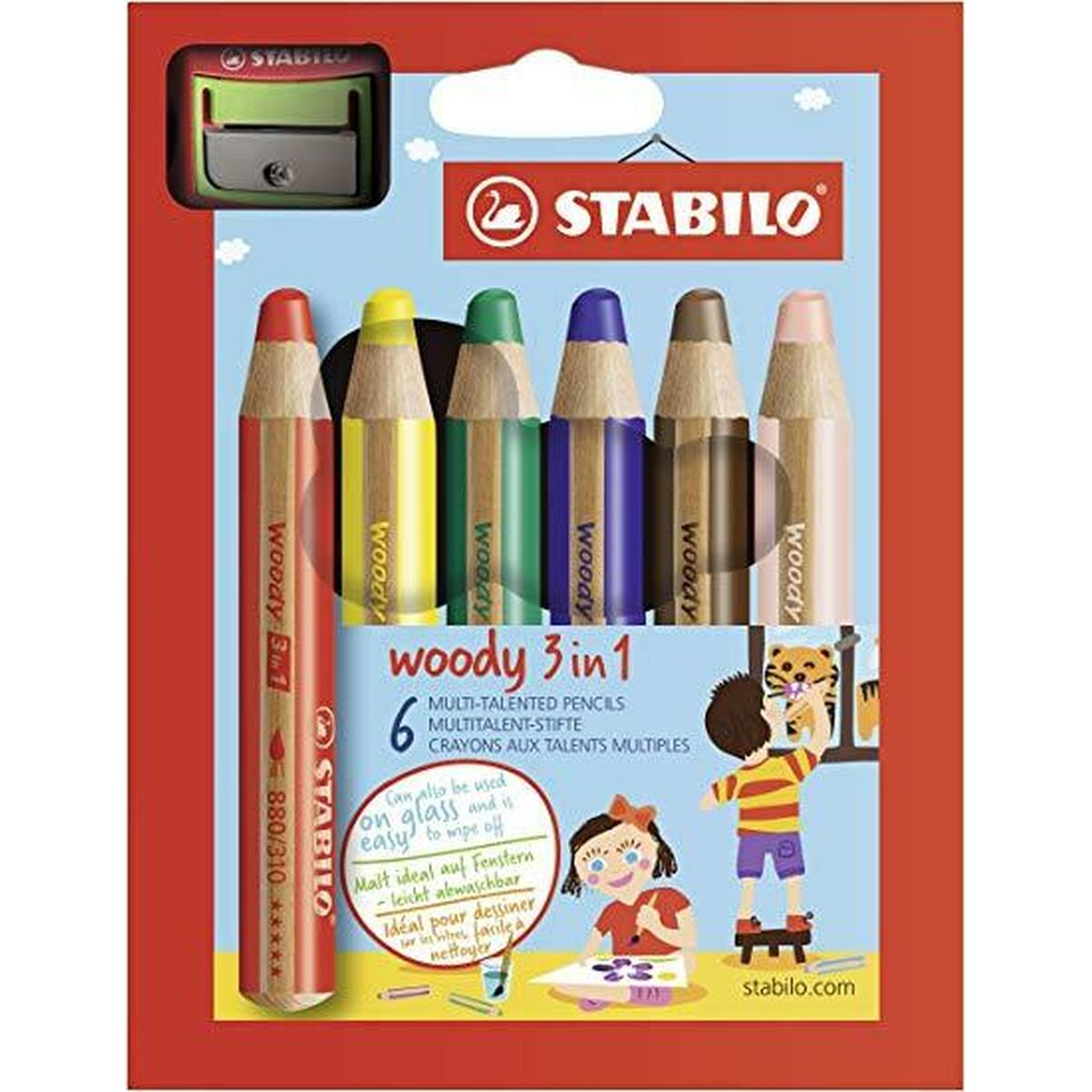 Ein Stabilo Woody 3 in 1 Stift-Set. Enthält sechs farbige Stifte, einen Anspitzer und Zeichnungen von Kindern, die die Stifte benutzen.