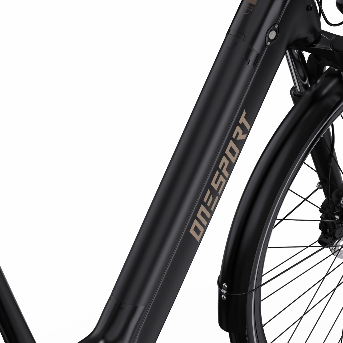 Zbliżenie czarnej ramy roweru elektrycznego. Widoczna nazwa marki 'ONESPORT'. Widoczne są również przednie koło i błotnik.