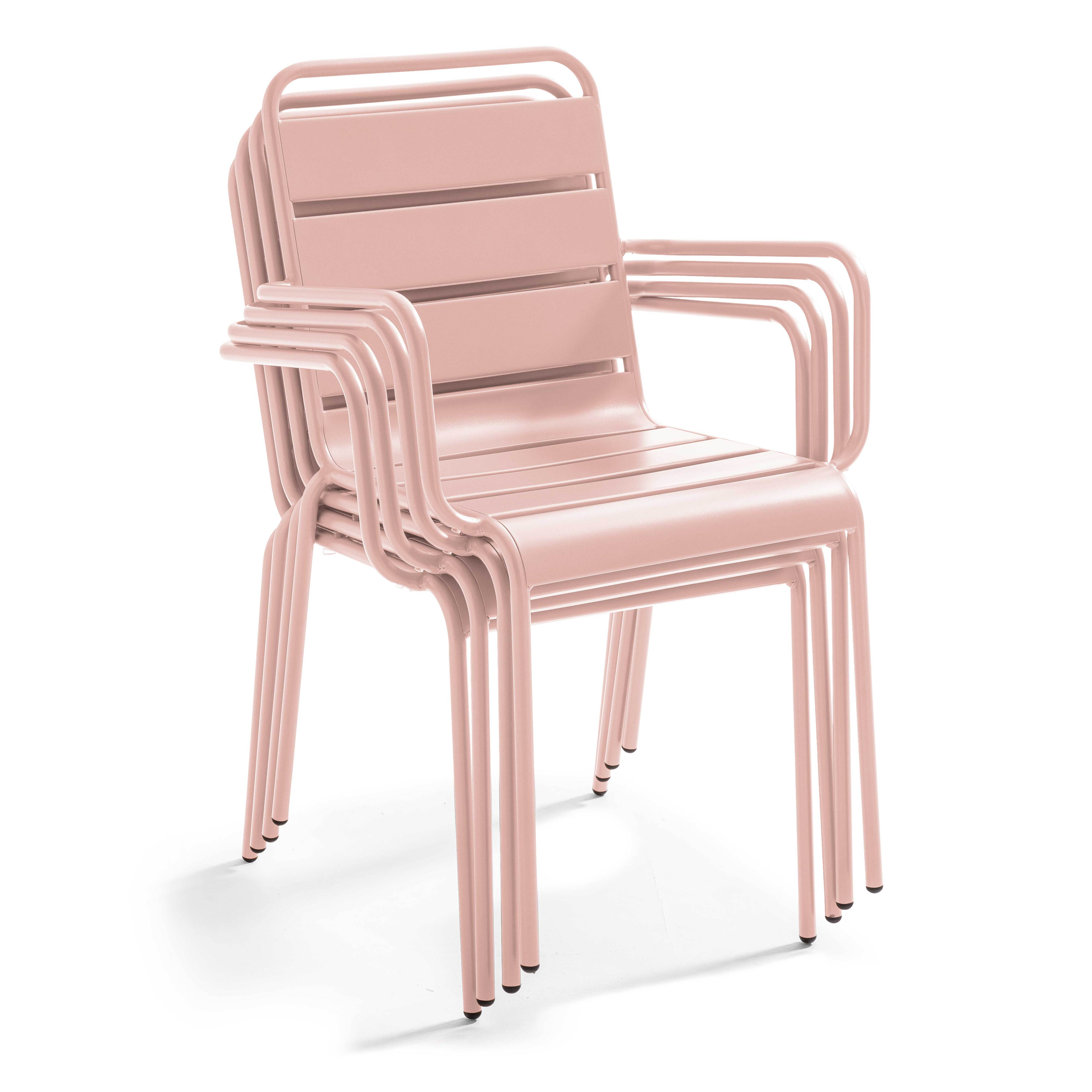 Mehrere gestapelte rosa Stühle. Jeder hat eine Lamellenlehne und -sitz sowie Armlehnen. Der Hintergrund ist weiß.