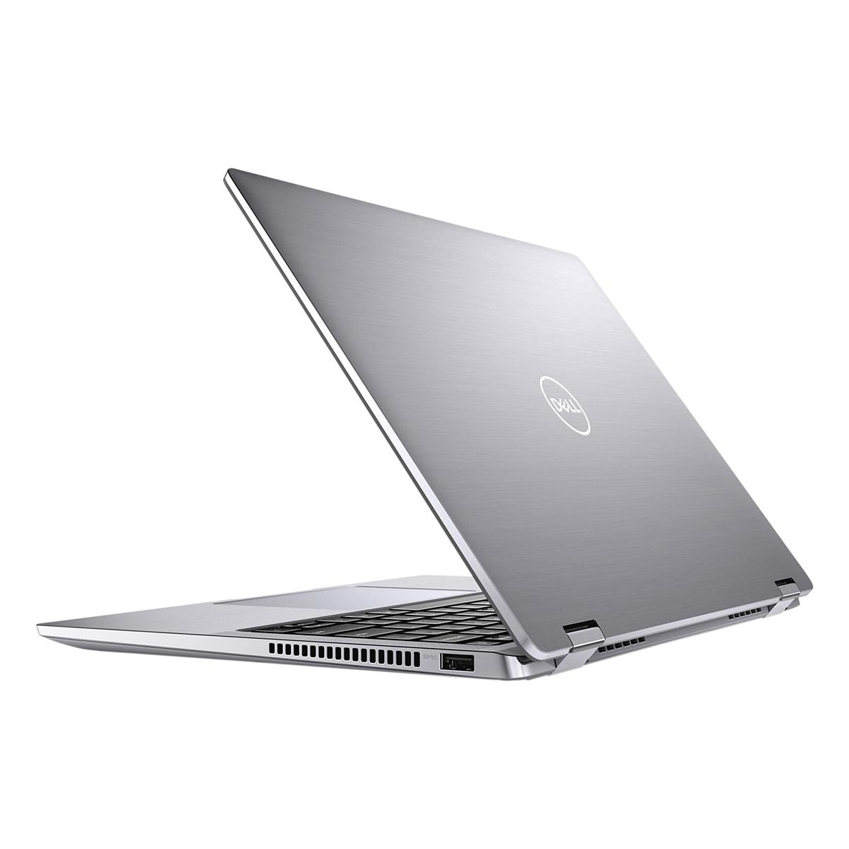 Srebrny laptop Dell jest otwarty. Ekran jest odchylony do tyłu. Klawiatura jest widoczna. Logo Dell znajduje się na pokrywie.