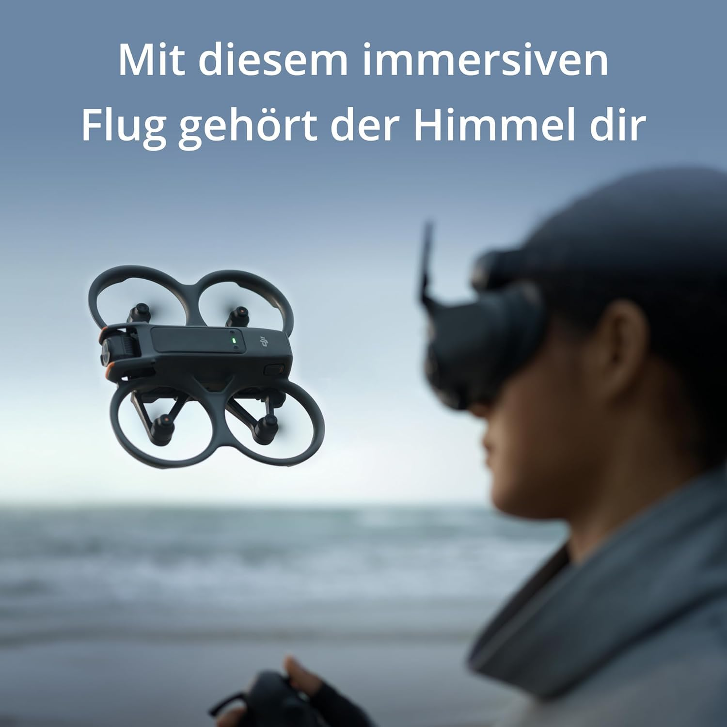 Eine Drohne im Flug, mit einer Person, die ein VR-Headset trägt, in der Nähe eines Strandes. Der Himmel ist blau. Text: Mit diesem immersiven Flug gehört der Himmel dir.