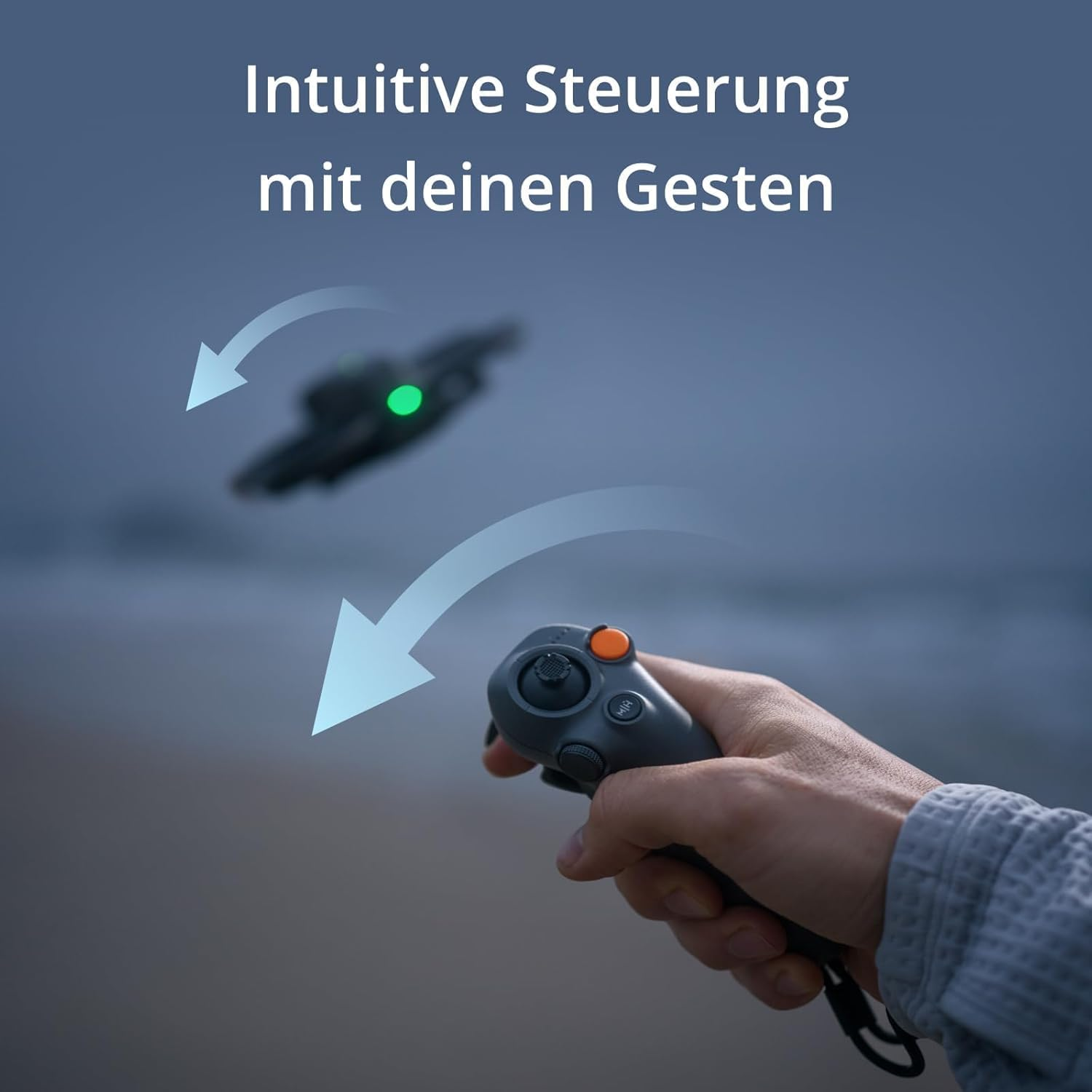 Eine Hand hält eine Drohnen-Fernbedienung. Im Hintergrund eine Drohne. Text: 'Intuitive Steuerung mit deinen Gesten'.