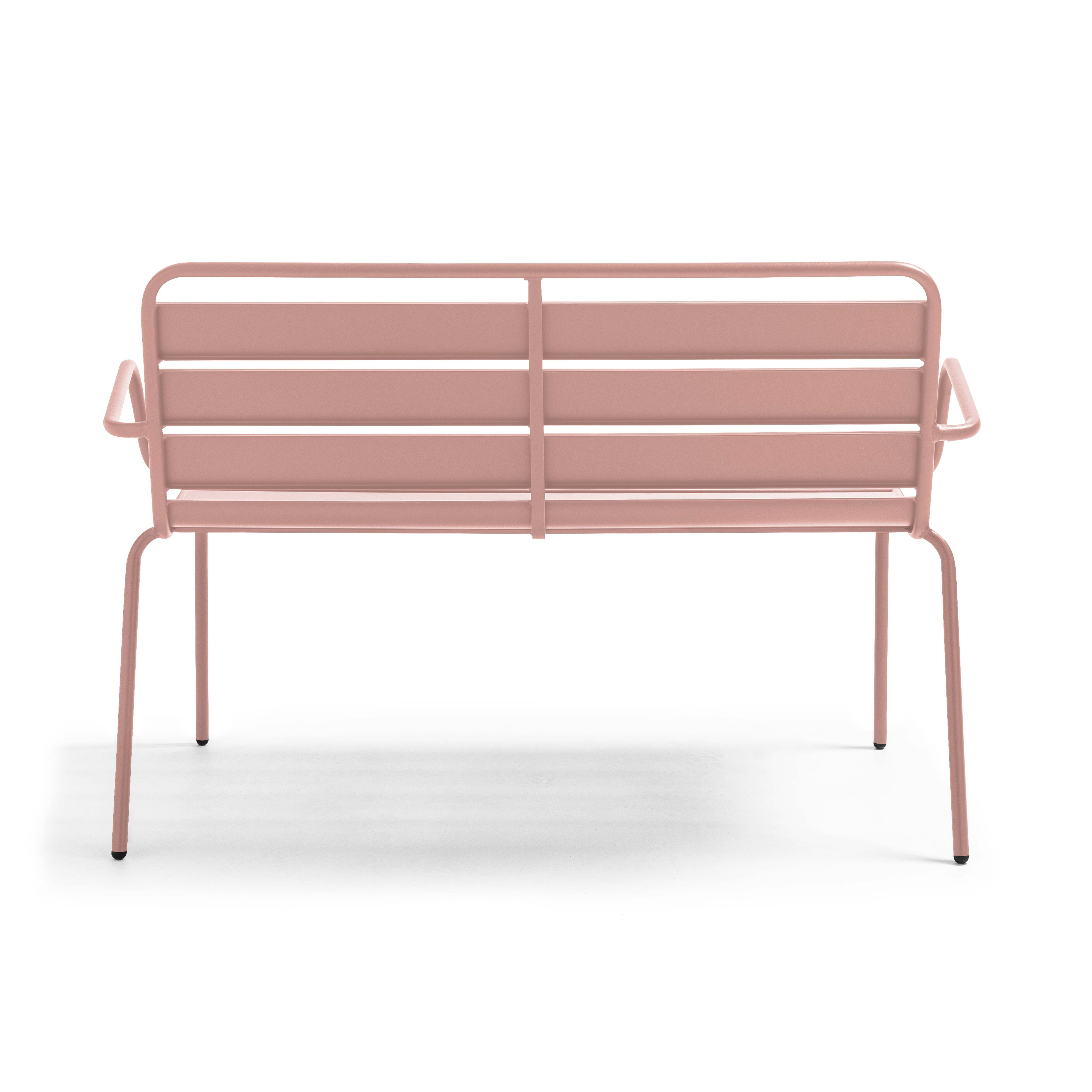 Eine rosa Metallbank mit horizontalen Lamellen und gebogenen Armlehnen, vor weißem Hintergrund.
