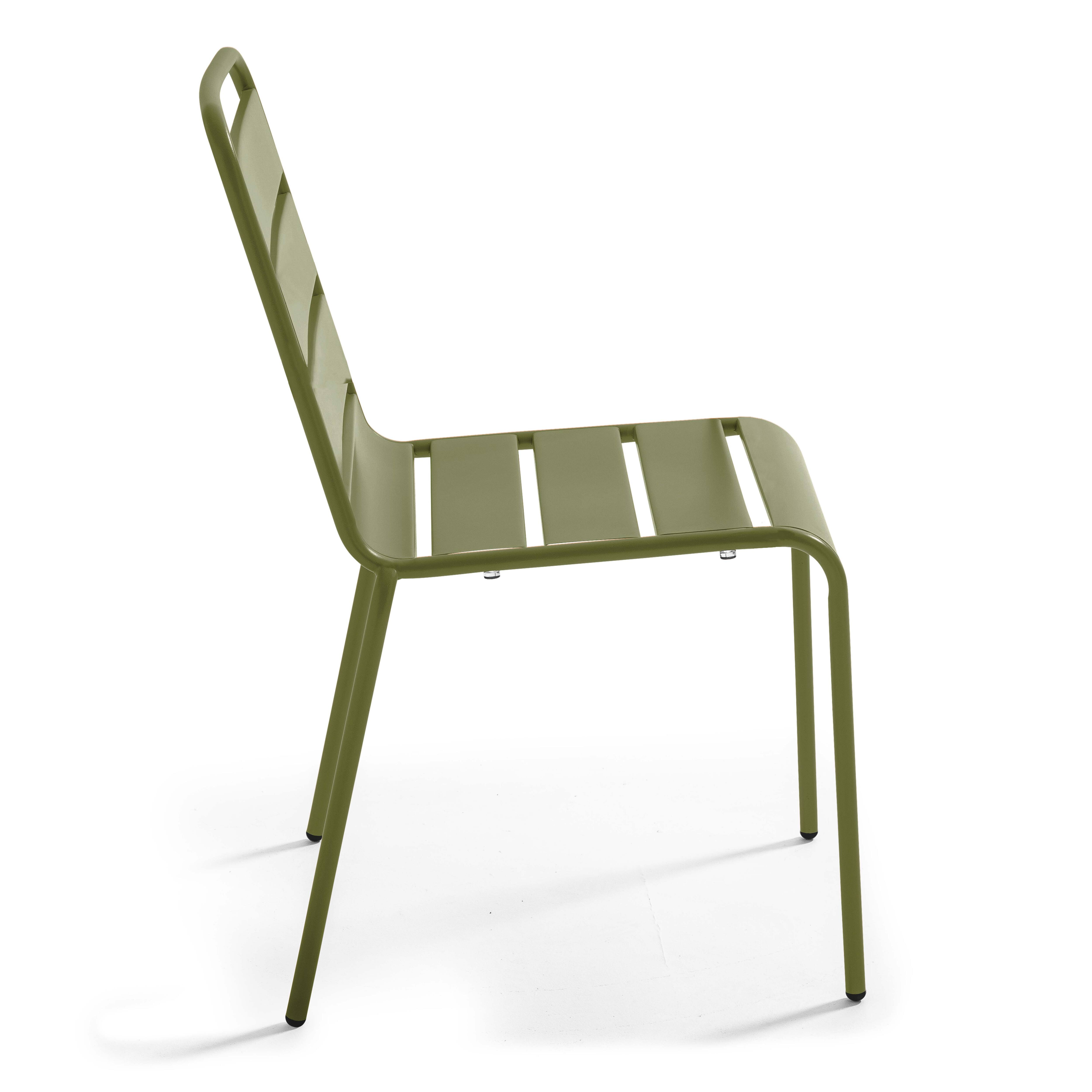 Ein olivgrüner Metallstuhl. Der Stuhl hat eine Lamellenlehne und -sitz und steht vor weißem Hintergrund.