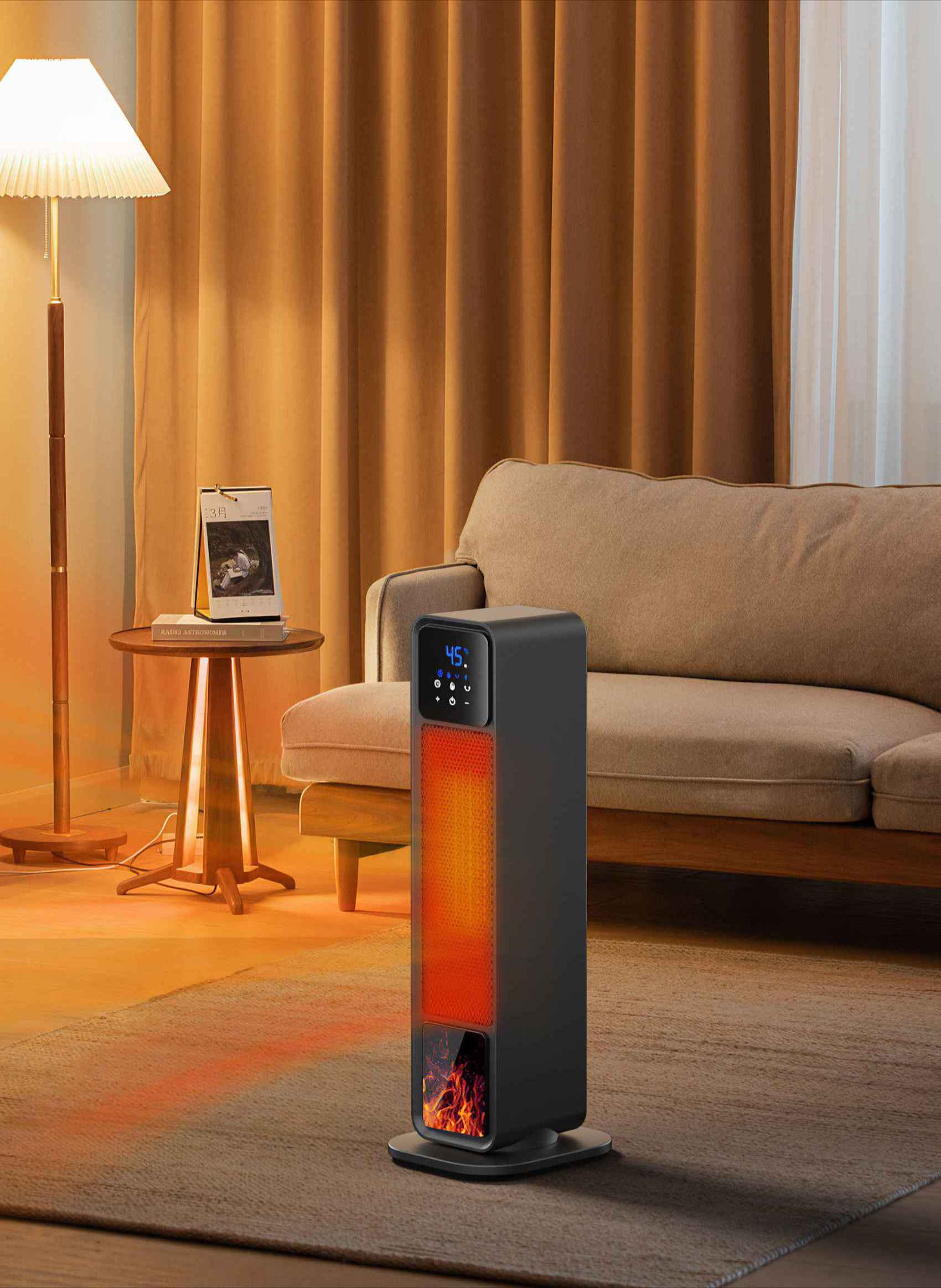 Ein schwarzer Heizlüfter mit orangefarbenem Schein steht in einem Raum neben einem Sofa. Eine Lampe und ein Tisch sind ebenfalls vorhanden.