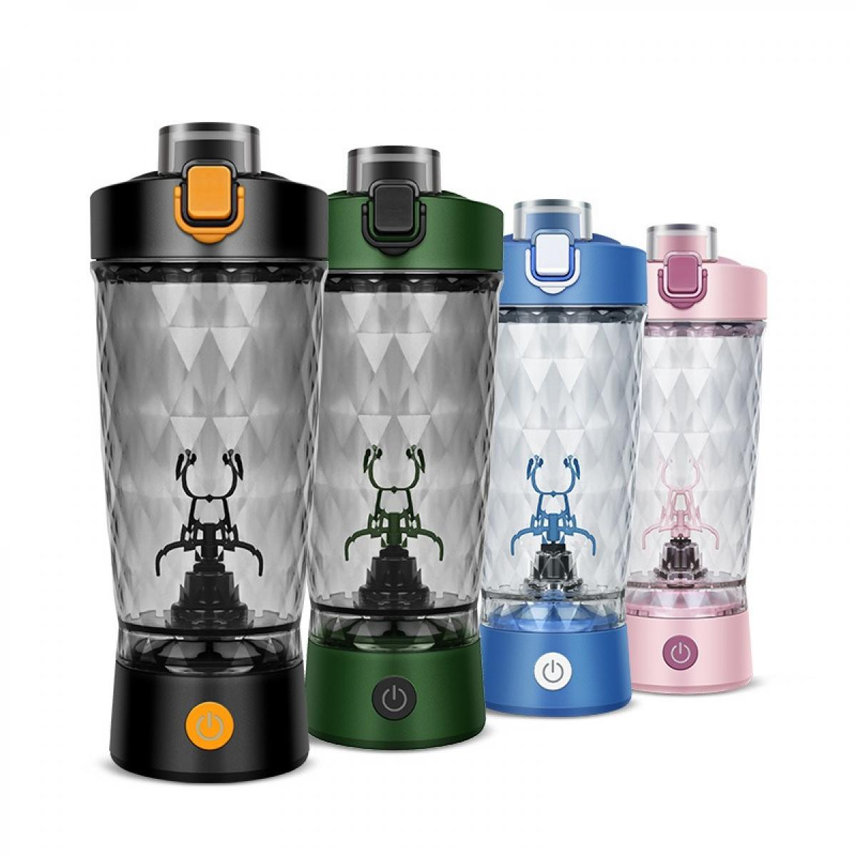 Vier farbige tragbare Mixer: schwarz, grün, blau und rosa. Jeder hat einen transparenten Behälter mit Rautenmuster und einen farbigen Sockel.