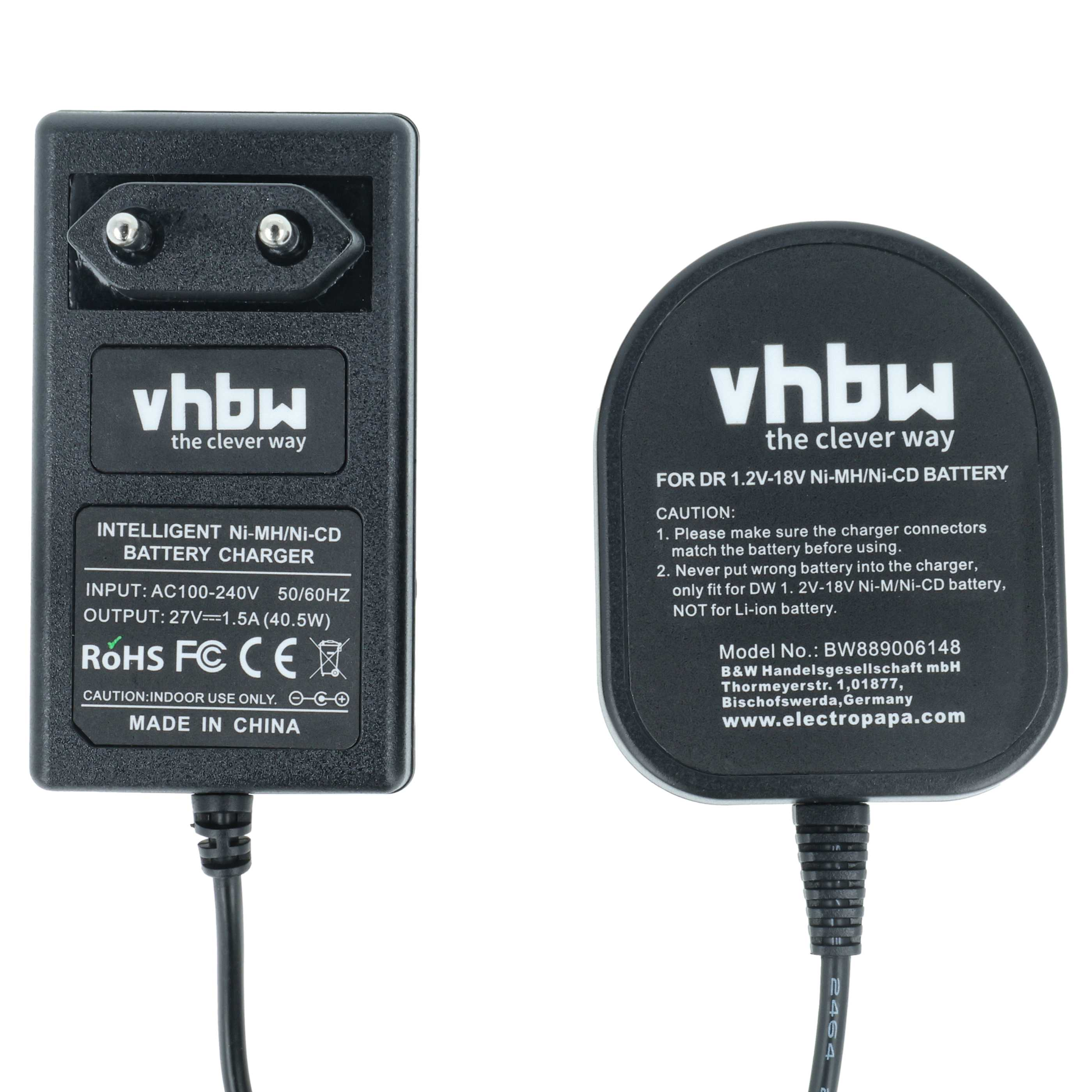 Schwarzes Batterieladegerät mit zwei Teilen, eines mit Stiften und das andere mit Text, auf weißem Hintergrund.