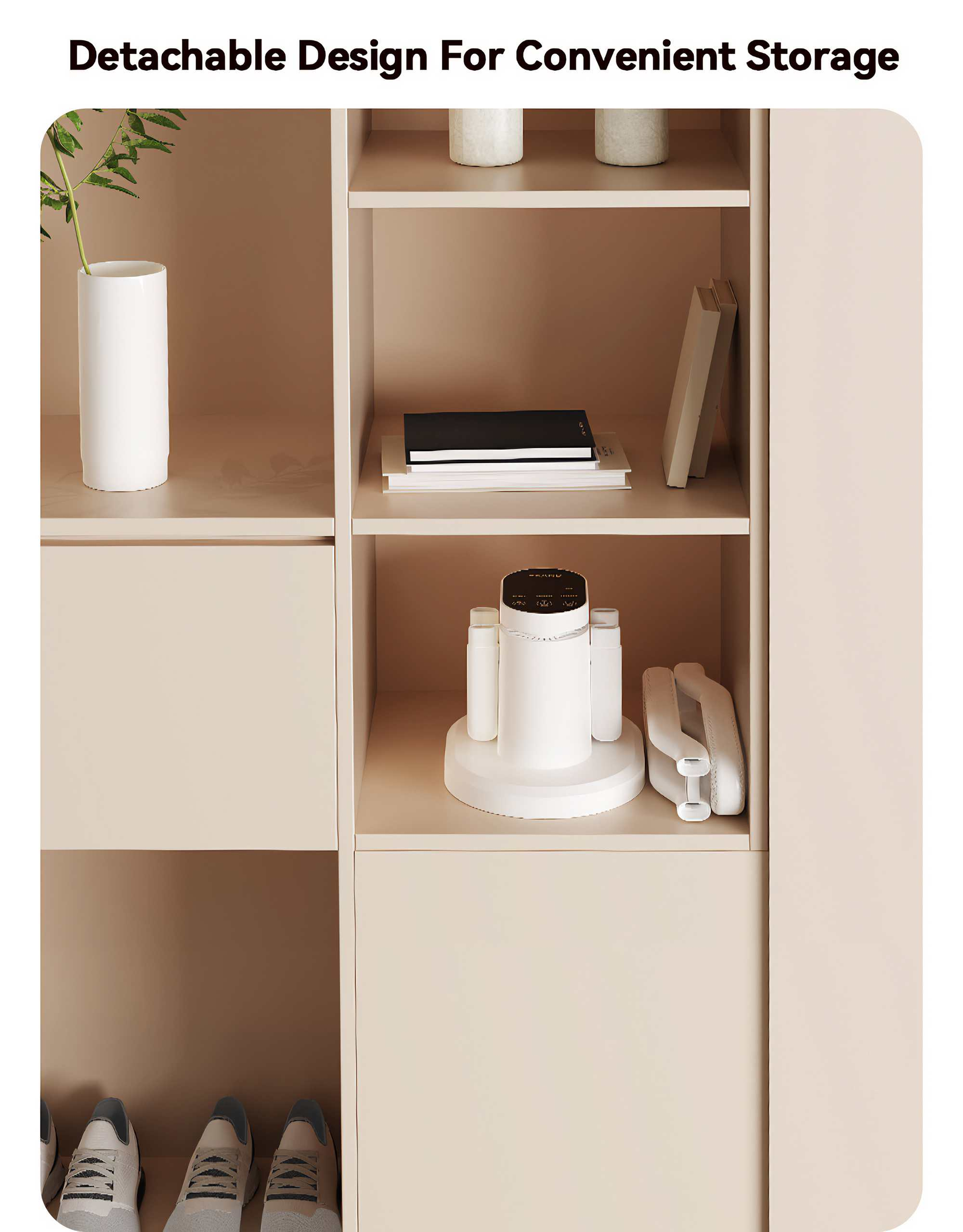 Eine weiße Vase mit Pflanze, Staubsauger, Bücher und Schuhe werden in einem beigen Schrank ausgestellt.