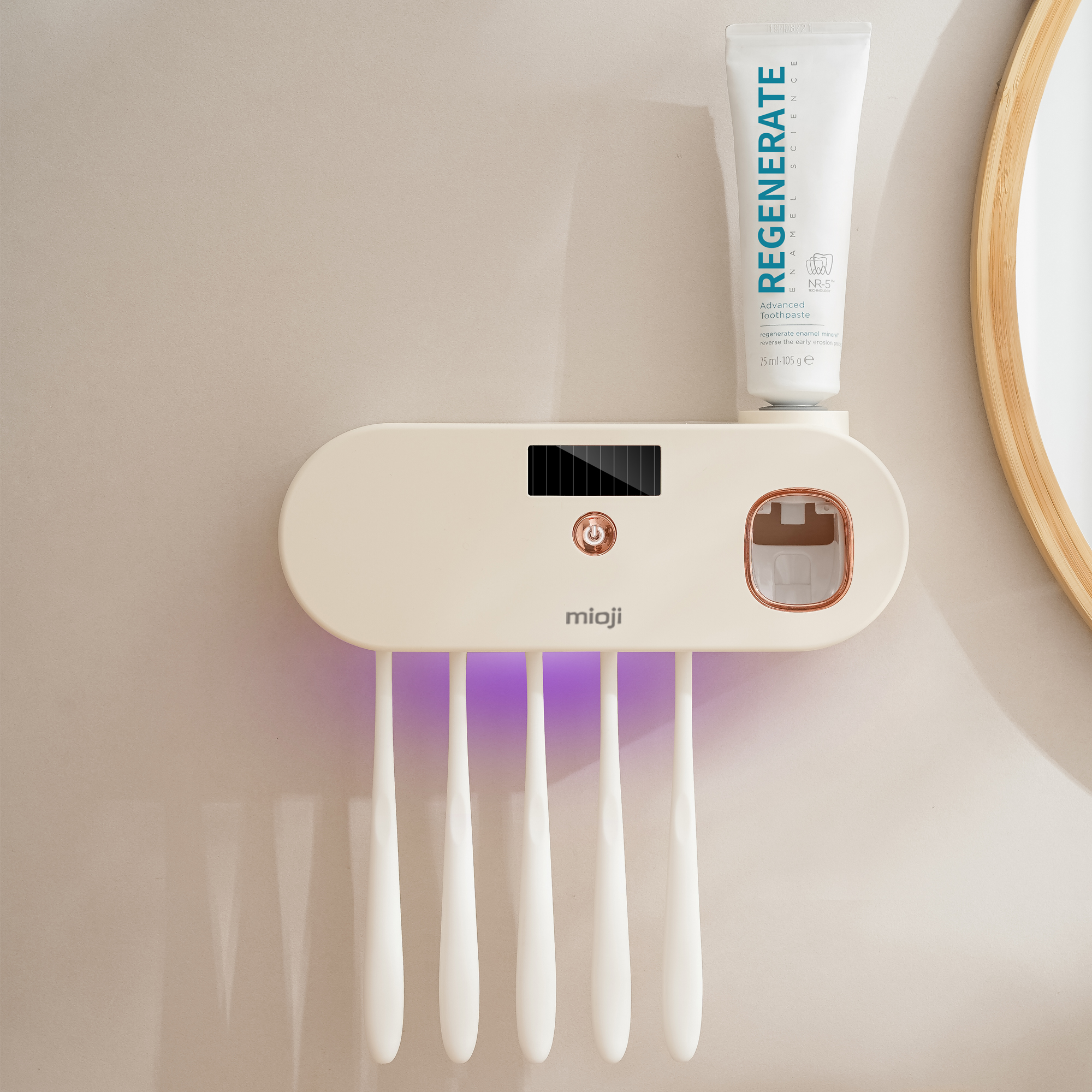 Duvara monte edilmiş bir diş macunu dispenseri, Regenerate diş macunu tüpü ile. 5 diş fırçası tutucusu ve dijital ekranı vardır.
