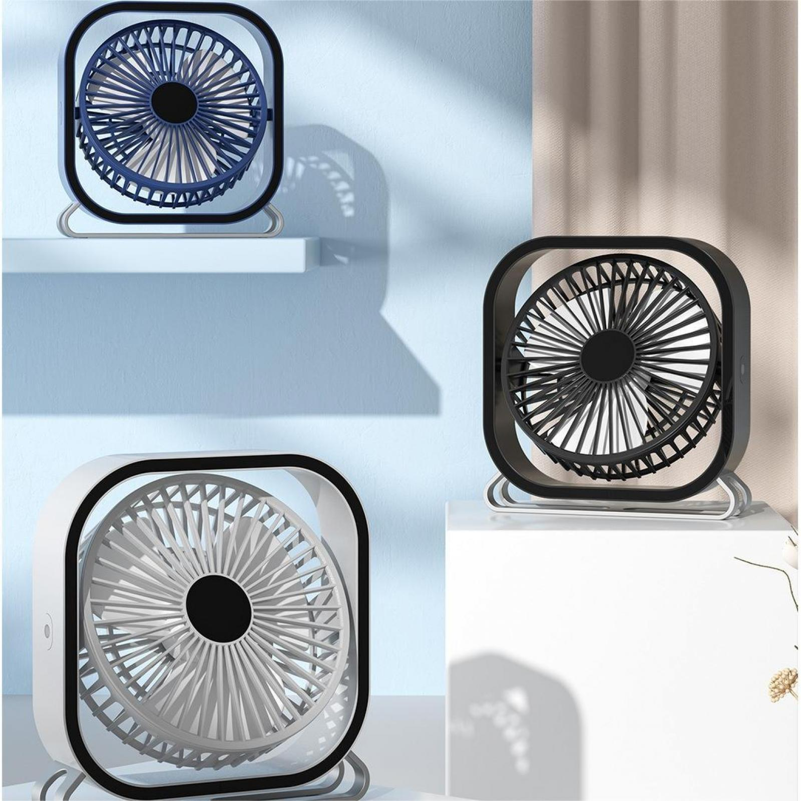 Drei quadratische, tragbare Ventilatoren in verschiedenen Farben. Jeder Ventilator steht auf einem Ständer und hat einen Käfig um die Flügel.