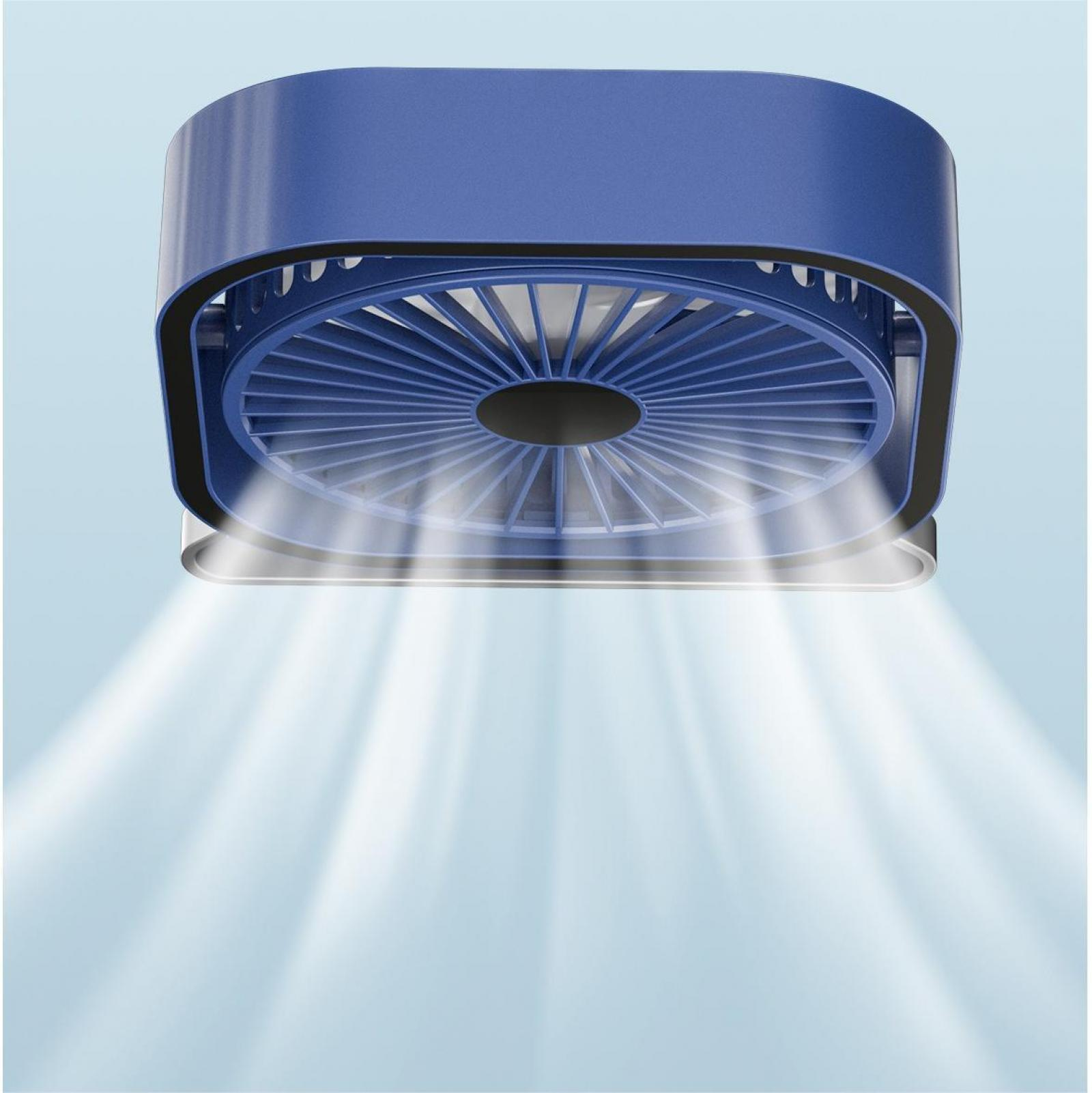 Blauer tragbarer Ventilator mit schwarzem Zentrum und weißen Lichtstrahlen, die auf einem hellblauen Hintergrund nach unten emittieren.