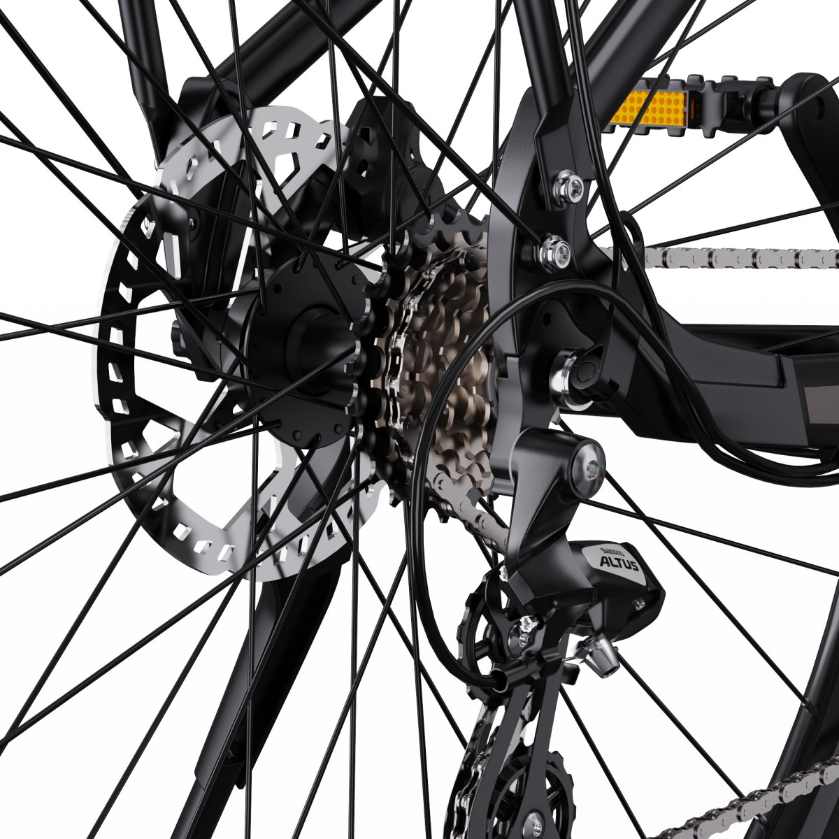 Zbliżenie tylnego koła roweru. Widoczne są zębatki, łańcuch, hamulec tarczowy i szprychy na białym tle.