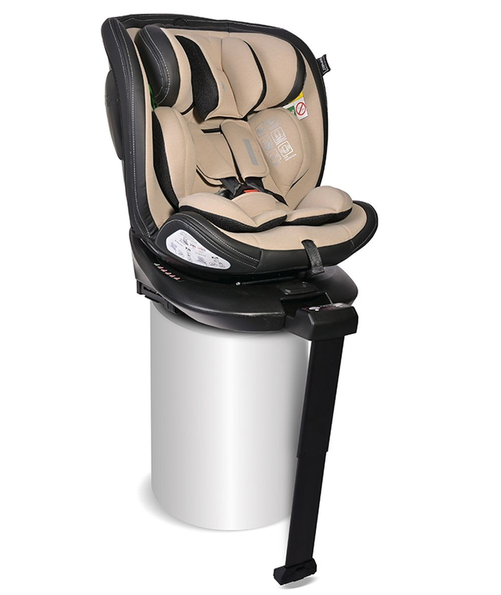 Ein schwarz-beiger Kindersitz steht auf einem weißen Zylinder. Der Sitz hat einen Gurt und ist einsatzbereit.