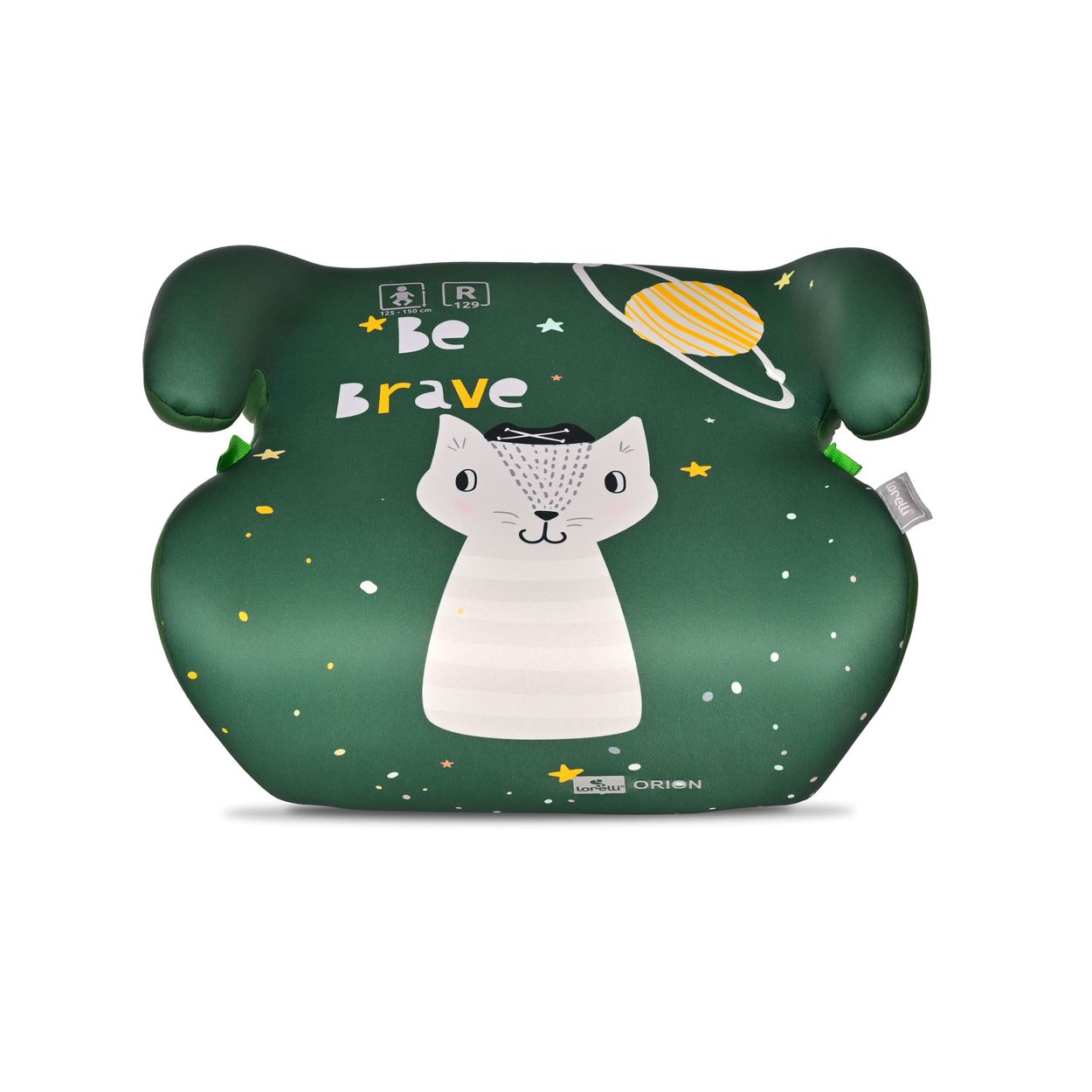 Ein grüner Kindersitz mit einer Cartoon-Katze, Sternen und einem Planeten. Die Worte 'Be Brave' sind auf dem Sitz.