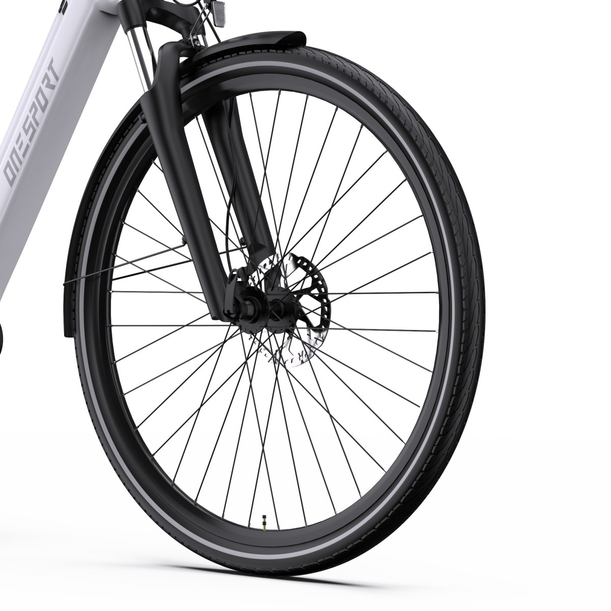 Zbliżenie koła roweru. Czarna opona ze srebrną obręczą. Czarny widelec i błotnik. Biała rama z napisem 'ONESPORT'.