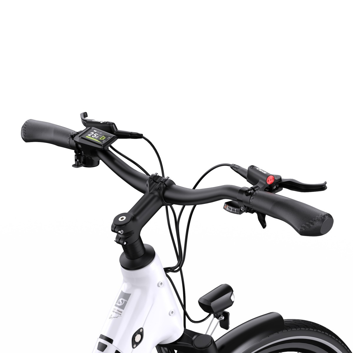 Primo piano del manubrio di una bicicletta. Il manubrio nero ha un display, leve freno e manopole. La bici è bianca e nera.