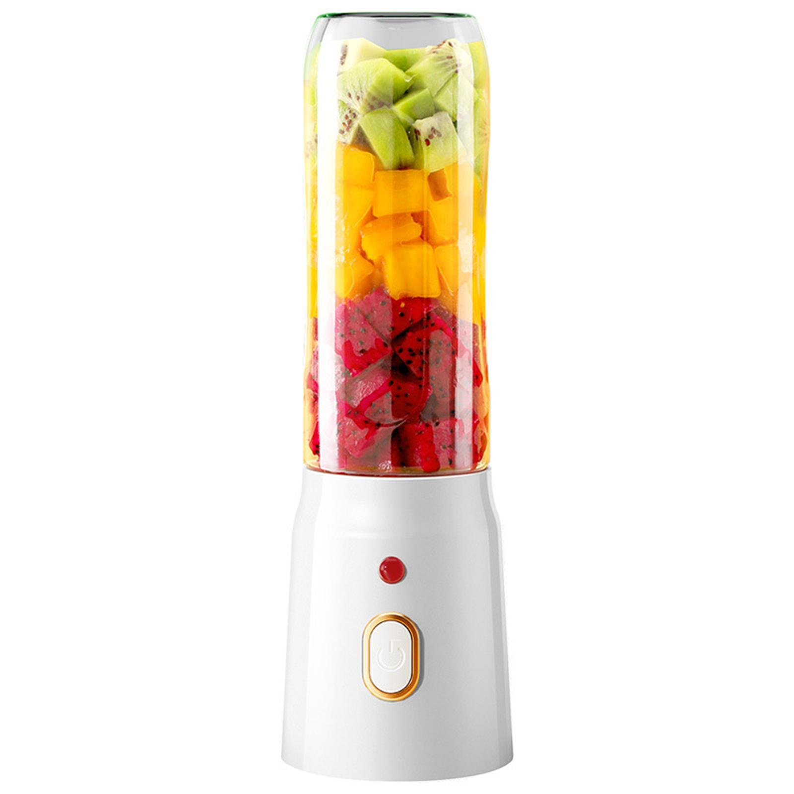 Ein weißer Mixer mit einem Glasbehälter, der mit Schichten aus Kiwi, Mango und Drachenfrucht gefüllt ist. Auf der Vorderseite befindet sich ein roter Knopf.