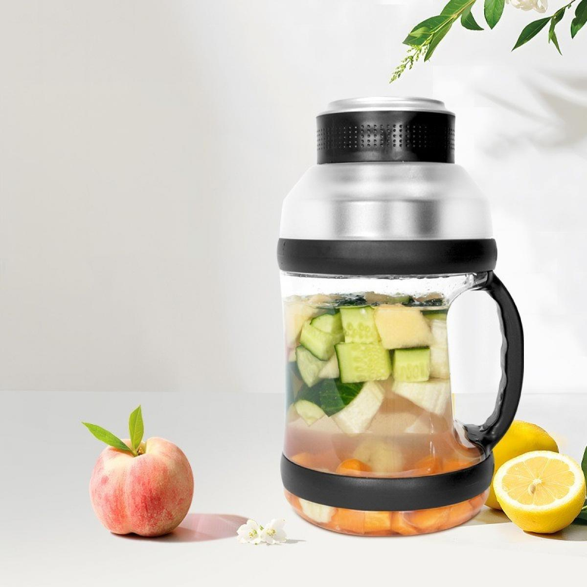 Ein Glaskrug gefüllt mit Obst und Gemüse. Daneben liegen ein Pfirsich und eine Zitrone. Im Hintergrund sind Blätter zu sehen.