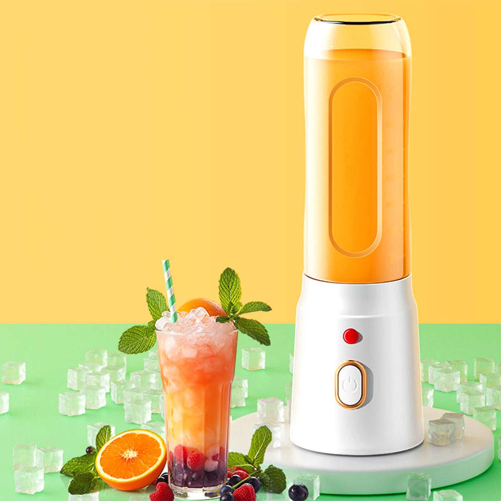 Ein Orangensmoothie-Maker mit einem Saftglas und Eiswürfeln. Orangenstücke und Beeren liegen auf dem Tisch.