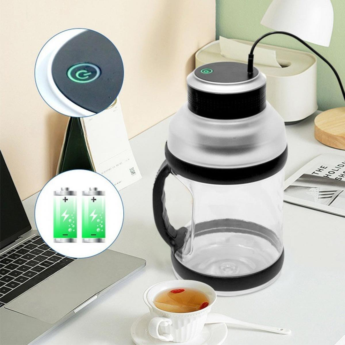 Eine klare Wasserflasche mit schwarzem Griff, eine Tasse Tee und ein Laptop auf einem Schreibtisch. Ein Power-Knopf mit Licht wird gezeigt.