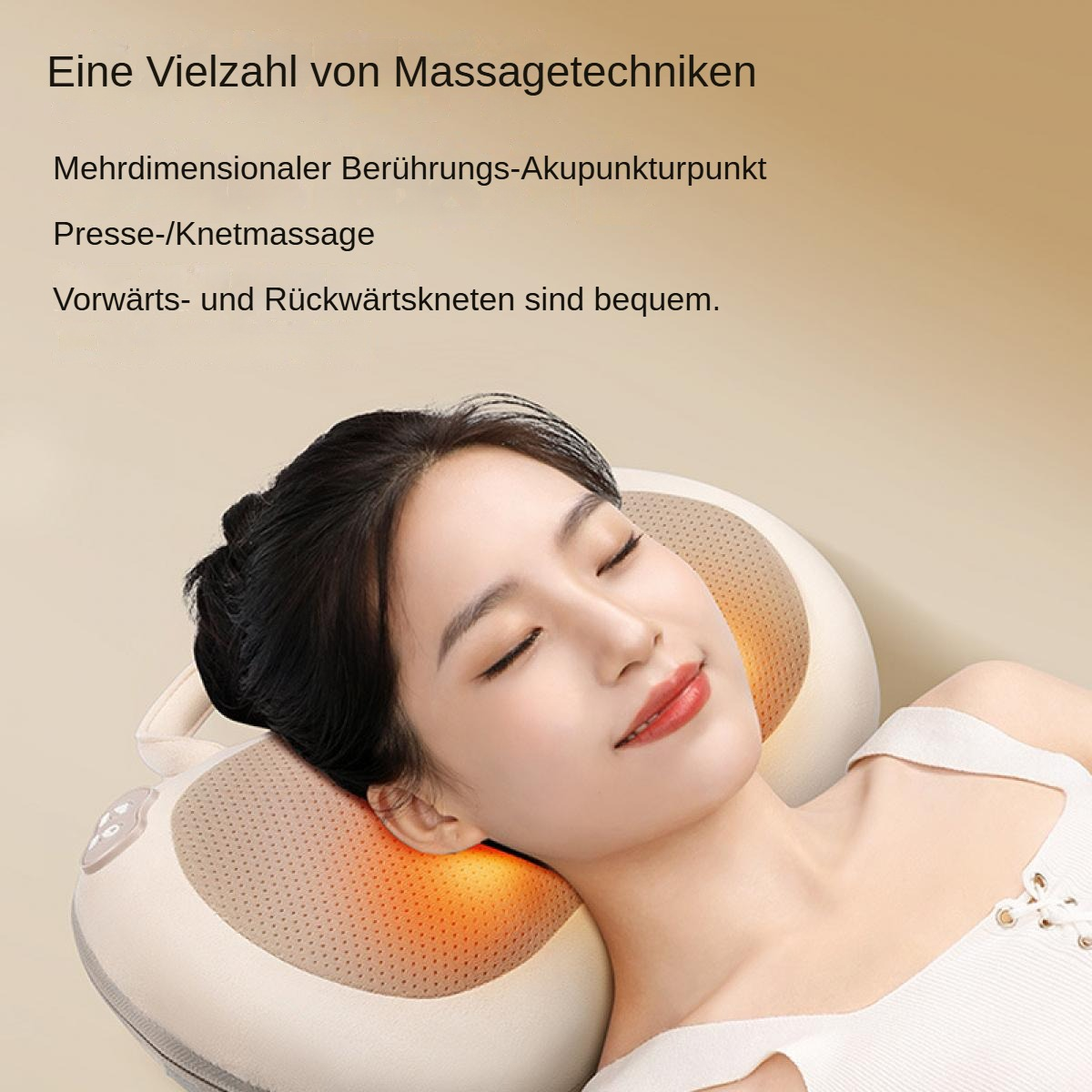 Eine Frau mit geschlossenen Augen ruht sich auf einem Massagekissen aus. Das Kissen ist beige mit orangem Licht. Text auf Deutsch ist vorhanden.
