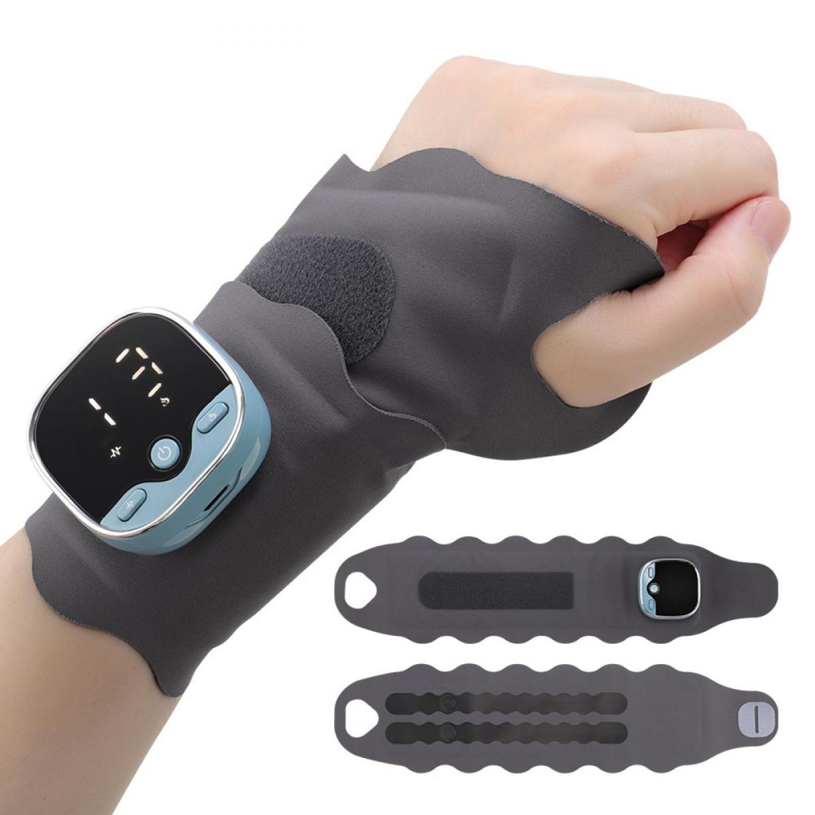 Das Handgelenk einer Person mit einem blau-schwarzen Gerät, grauer Handgelenkstütze und zwei Ersatzstützen.