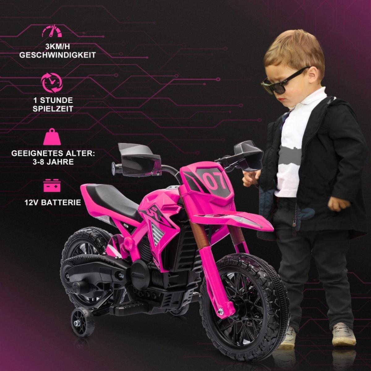 Ein Kind mit Sonnenbrille steht neben einem rosa Spielzeugmotorrad. Das Motorrad hat die Nummer 07. Der Hintergrund ist dunkelrosa.