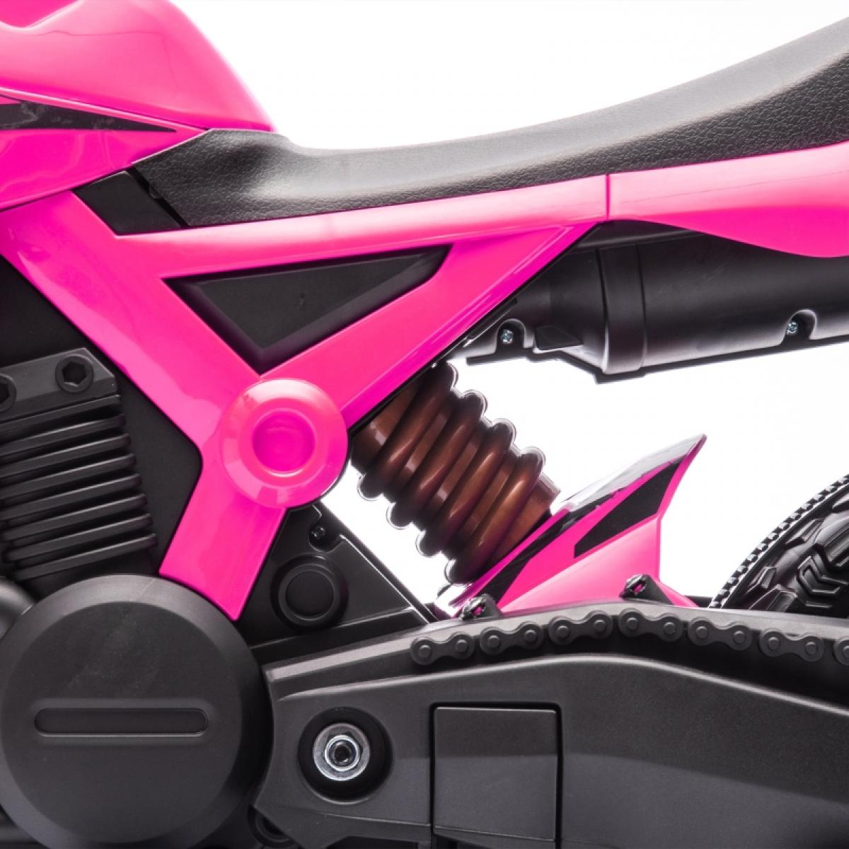 Nahaufnahme eines rosa Spielzeugmotorrads. Es hat einen schwarzen Sitz und Motor, einen braunen Stoßdämpfer und eine schwarze Kette auf weißem Hintergrund.