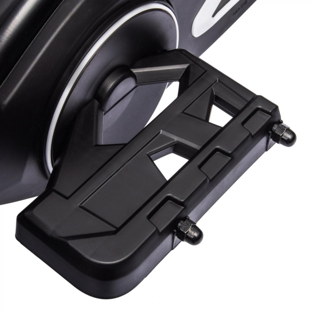 Nahaufnahme einer schwarzen Fahrradpedale. Das Pedal hat eine rechteckige Form mit strukturierter Oberfläche und zwei bolzenartigen Noppen.