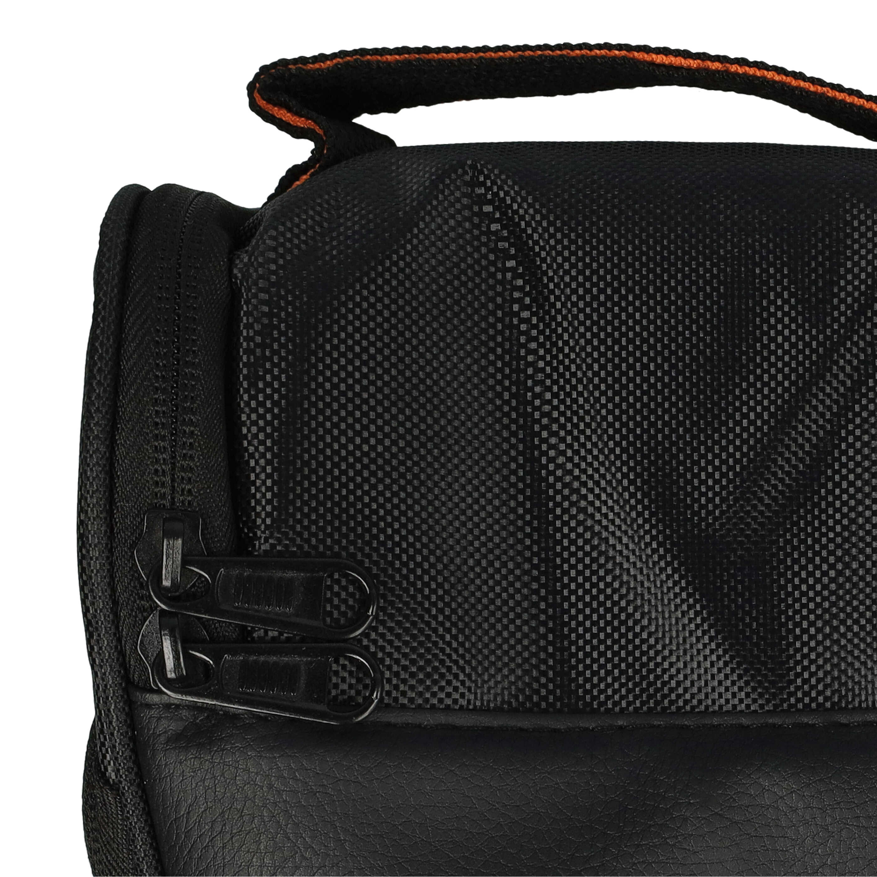 Nahaufnahme einer schwarzen Tasche. Sie hat einen Reißverschluss, einen Griff mit orangefarbenem Besatz und eine karierte Textur.
