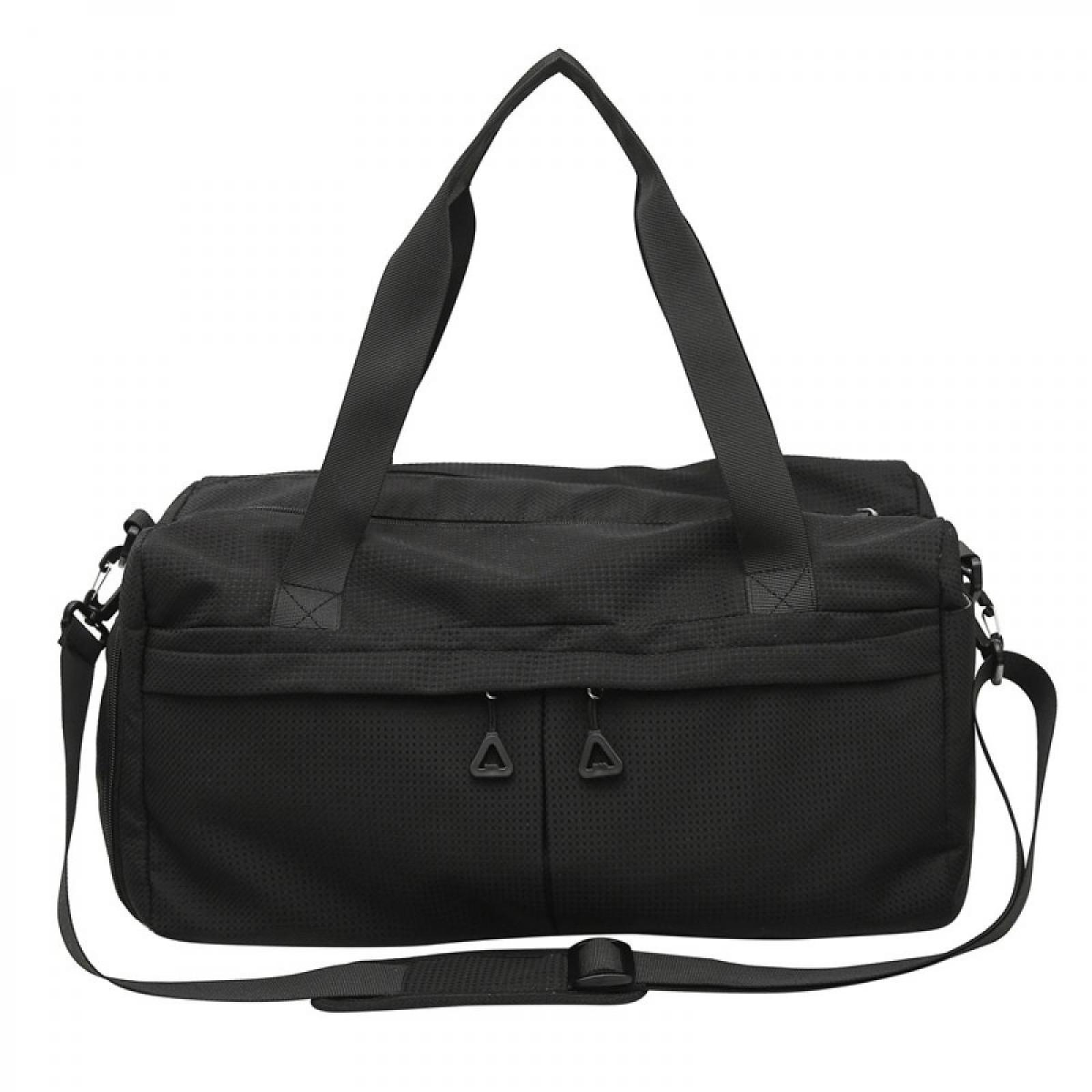 Eine schwarze Reisetasche mit Griffen und einem Schultergurt. Sie hat zwei kleine Fronttaschen und zwei dreieckige Reißverschlüsse.