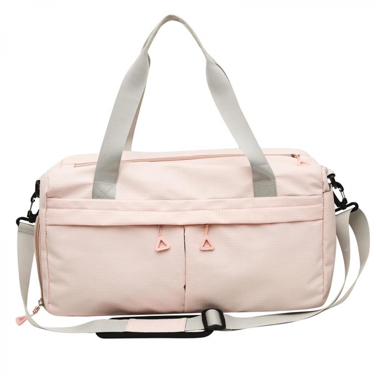 Eine rosa Reisetasche mit grauen Trägern, Griffen und Reißverschlüssen. Sie hat zwei Vordertaschen und einen Schultergurt.