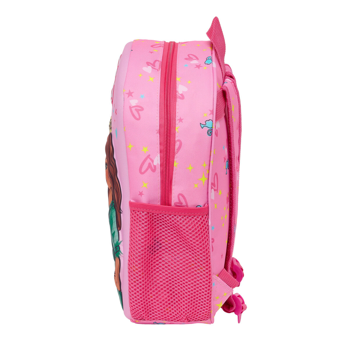 Rosa Rucksack mit Herzen, Sternen und einer Cartoonfigur. Mit einer seitlichen Netztasche und einem Reißverschluss. Auf weißem Hintergrund.