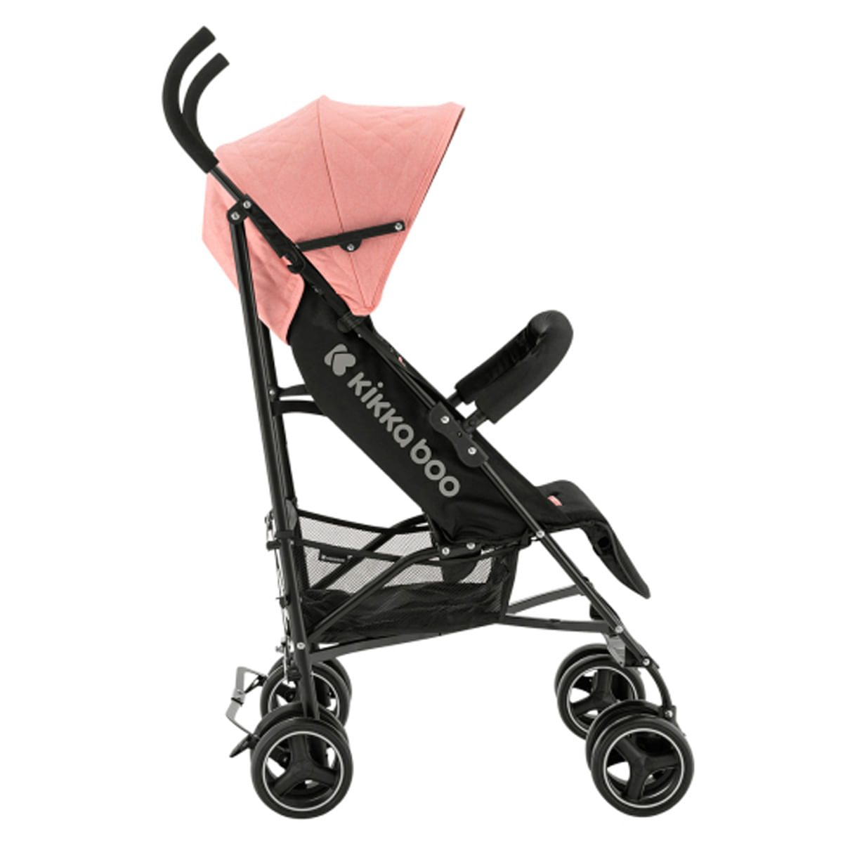 Ein rosa-schwarzer Kikkaboo-Kinderwagen. Er hat ein rosa Sonnensegel und einen schwarzen Rahmen mit vier Rädern. Der Kinderwagen steht auf weißem Hintergrund.