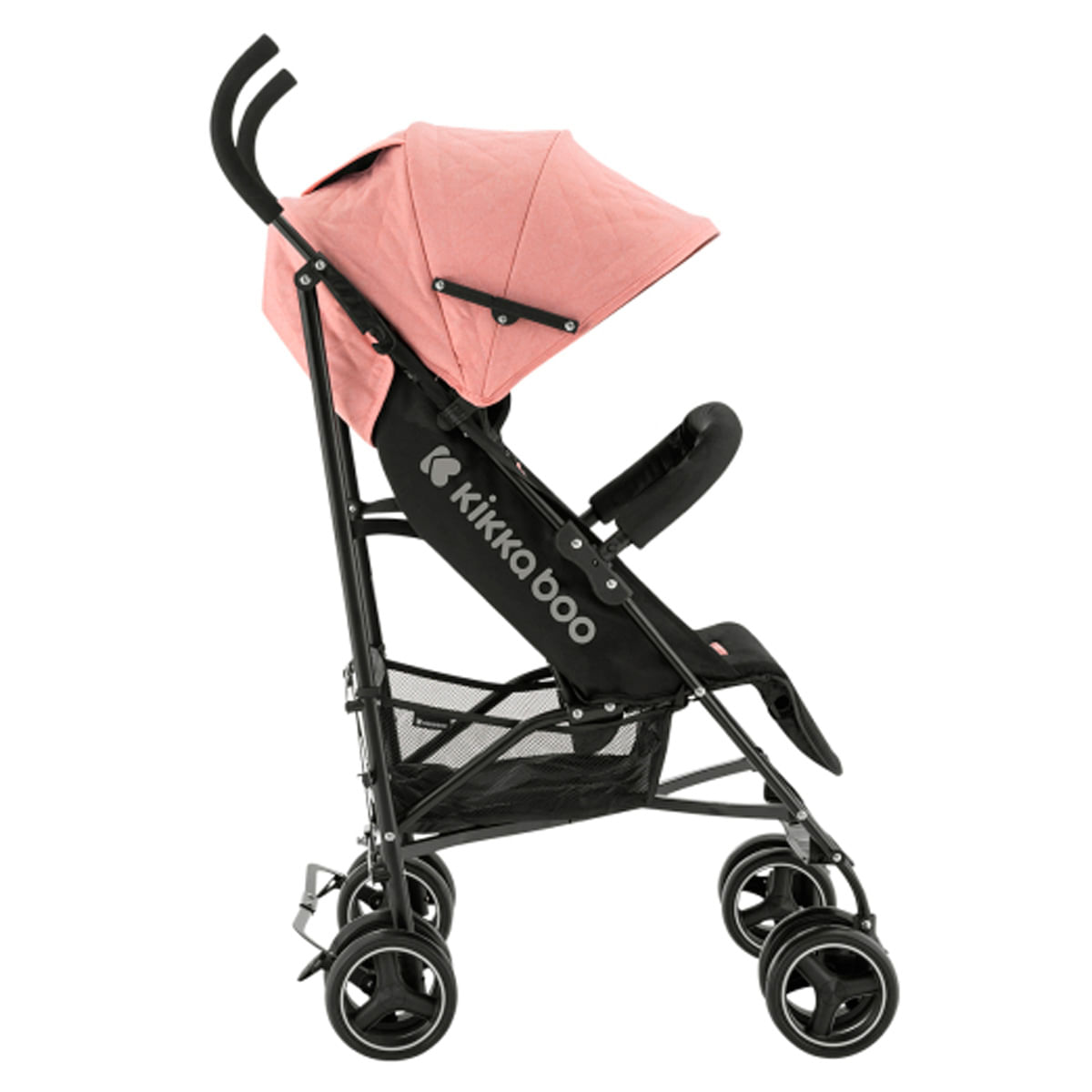 Ein schwarzer und rosa Kinderwagen mit dem Markennamen 'kikka boo' an der Seite wird vor weißem Hintergrund gezeigt. Er hat vier Räder.