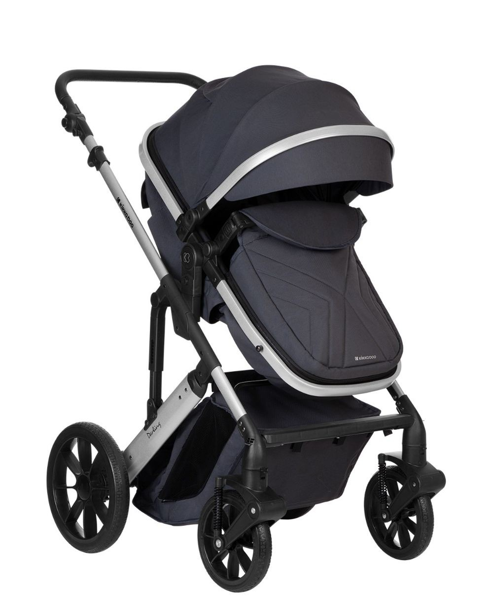 Ein dunkelgrauer Kinderwagen mit schwarzem Rahmen und schwarzen Rädern. Er hat ein Verdeck und einen Stauraum.