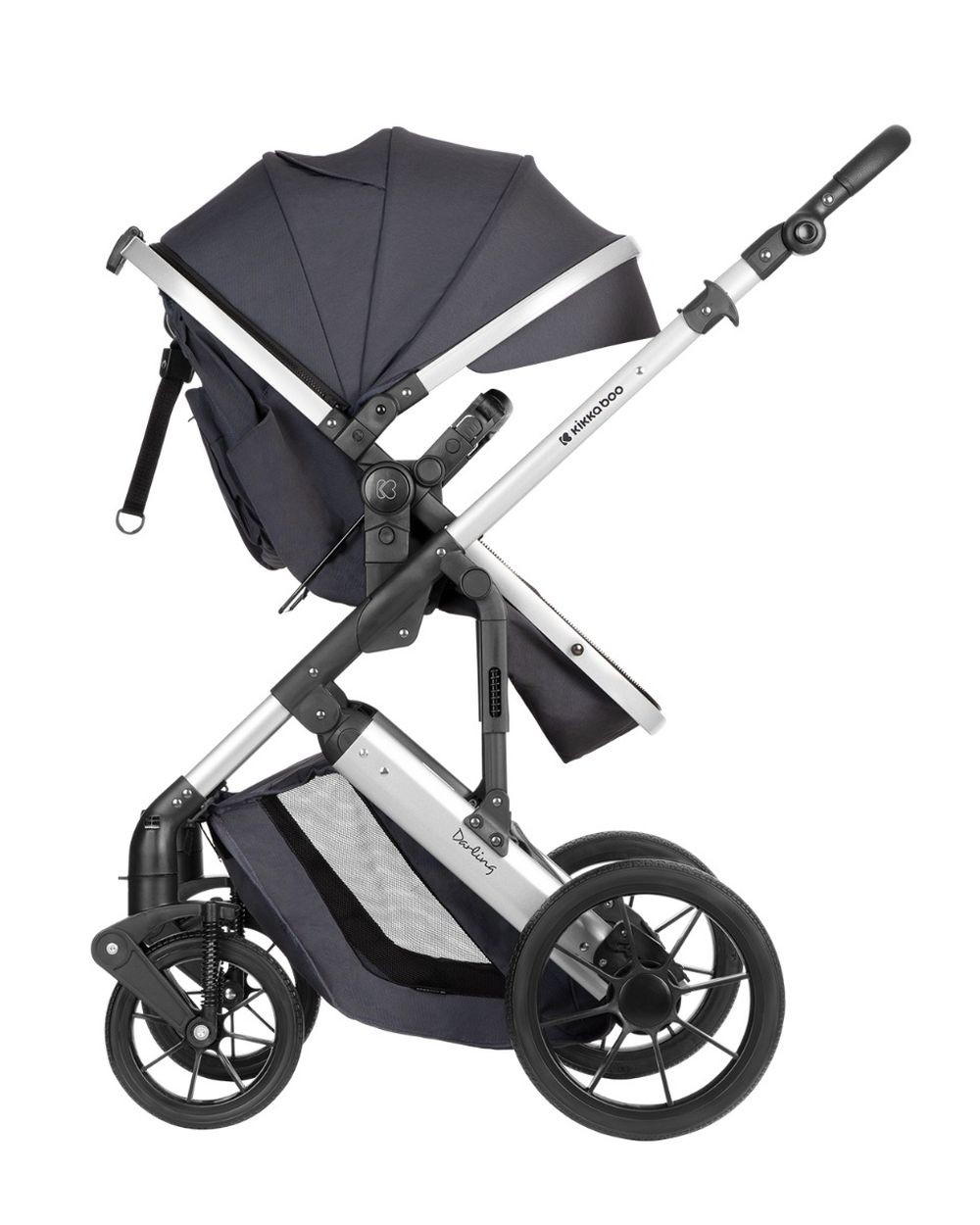 Ein grauer und silberner Kinderwagen. Er hat ein Verdeck, Stauraum und drei Räder. Der Markenname Kikka Boo ist sichtbar.