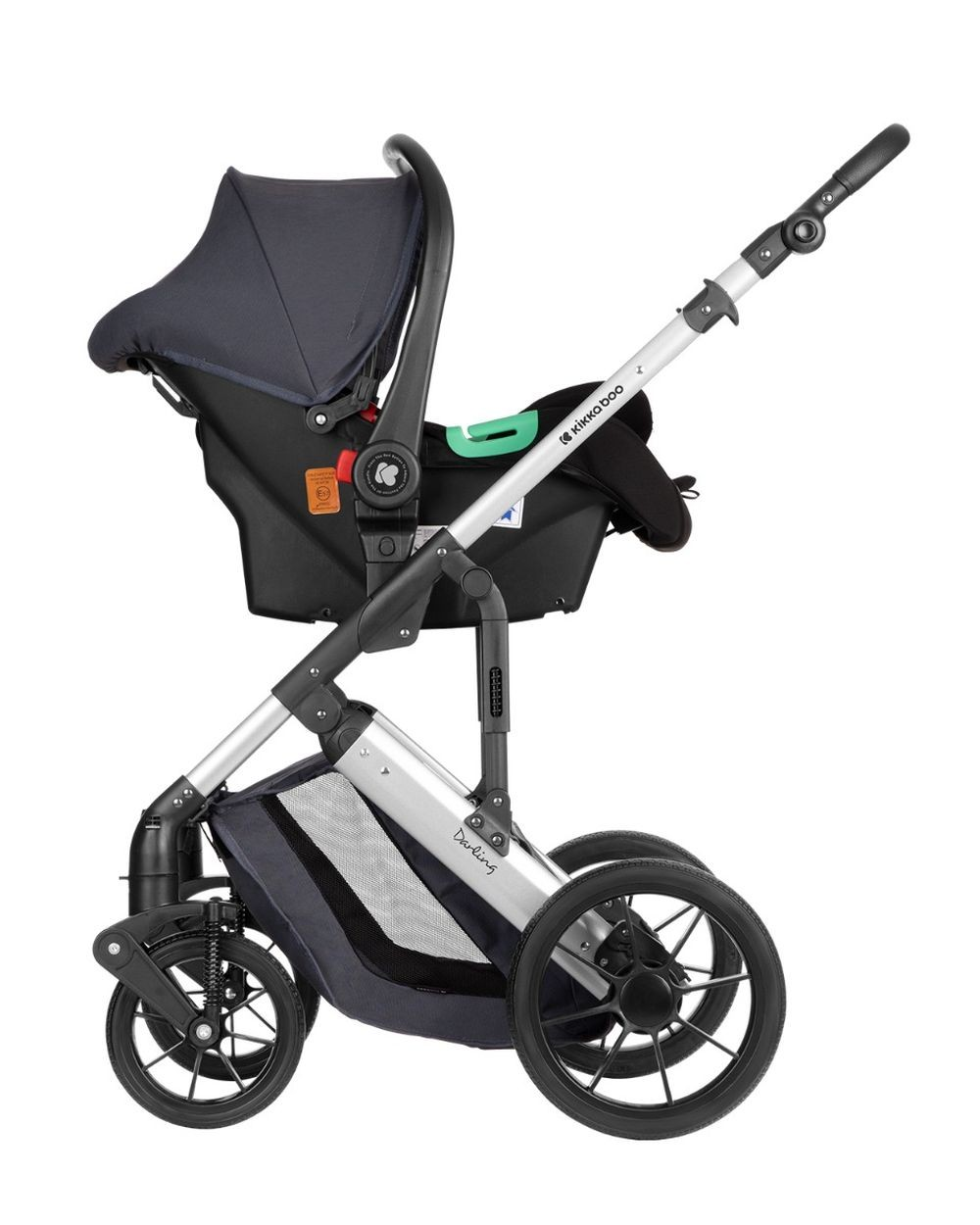 Ein schwarzer und silberner Kinderwagen mit Verdeck. Merkmale sind ein Autositz, ein Aufbewahrungskorb und drei Räder.