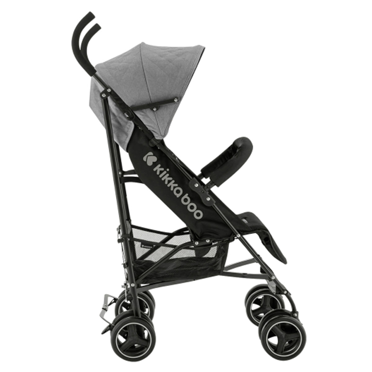 Ein grauer und schwarzer Kikkaboo-Kinderwagen auf weißem Hintergrund. Er hat ein Verdeck, einen Aufbewahrungskorb und vier Räder.
