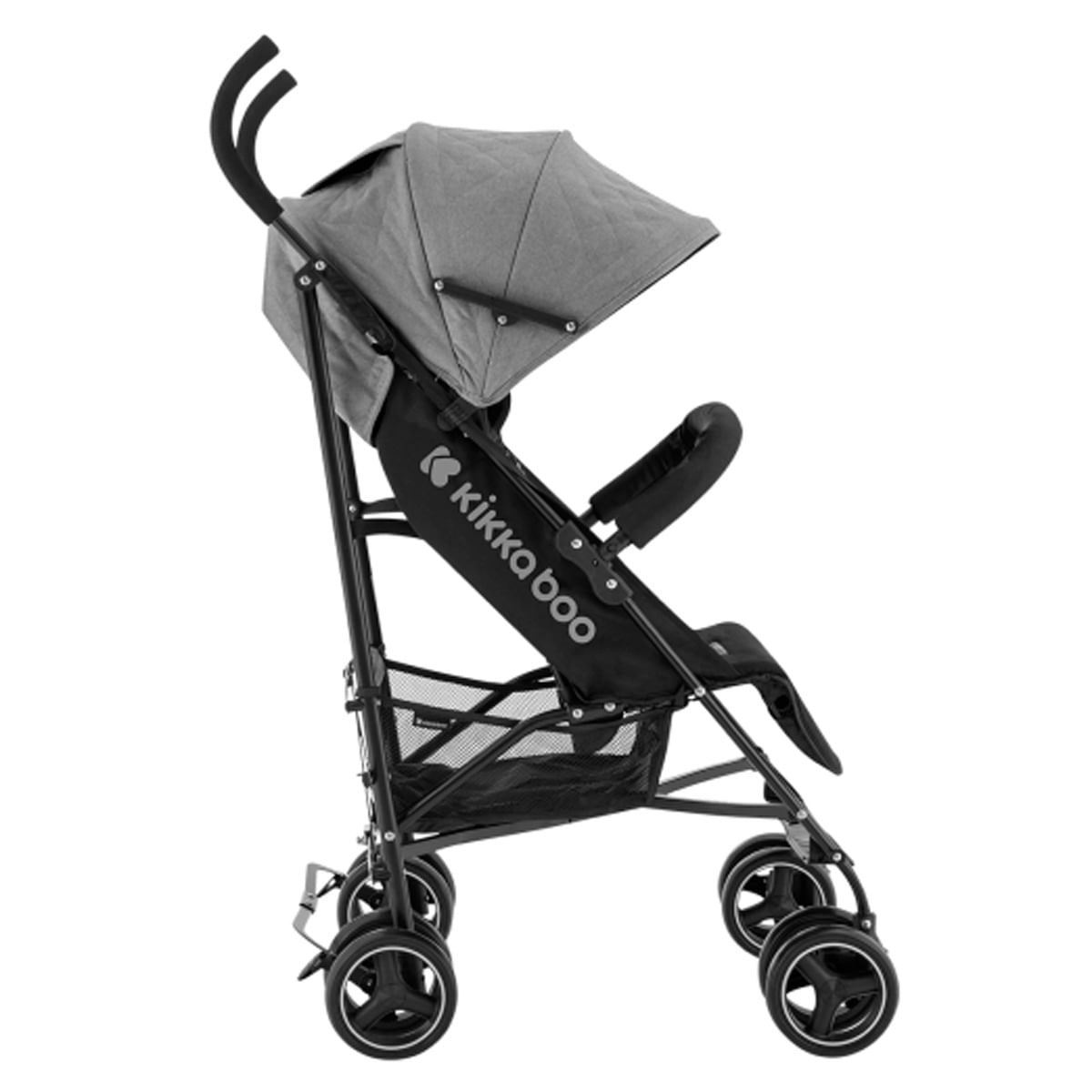 Ein grauer und schwarzer Kikkaboo-Kinderwagen. Er hat ein Sonnendach und vier Räder. Der Kinderwagen steht vor weißem Hintergrund.