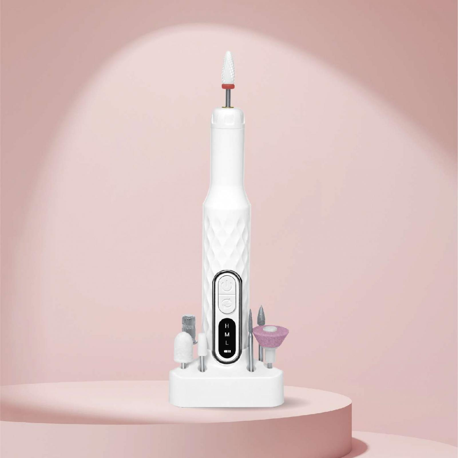 Ein weißer Nagelbohrer mit mehreren Bohreinsätzen auf einem weißen Ständer, rosa Hintergrund.