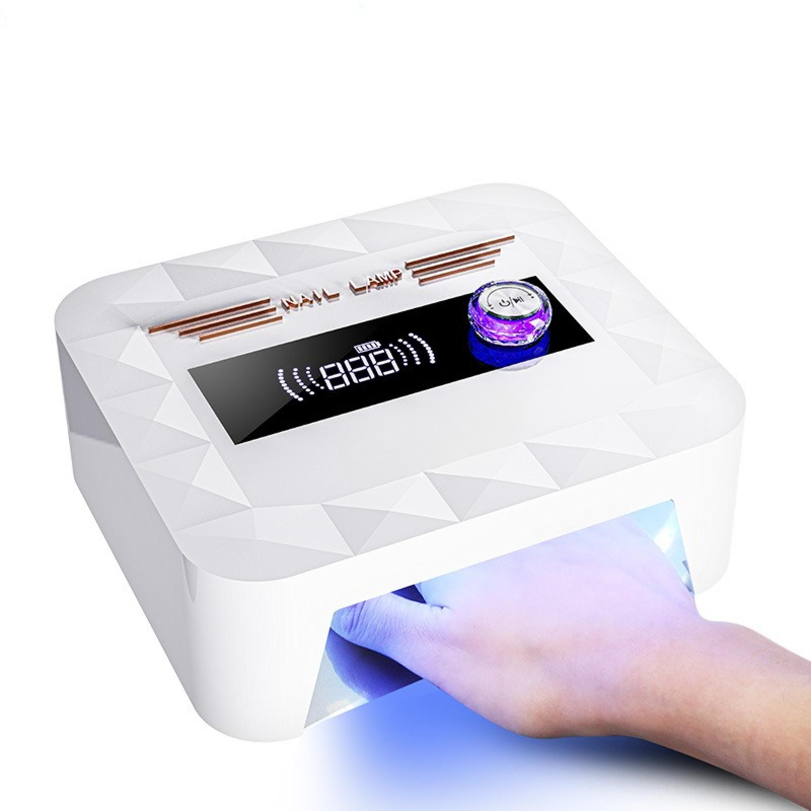 Eine weiße Nagellampe mit einer Hand darin, die Anzeige zeigt Zahlen. Die Lampe hat einen digitalen Bildschirm und einen leuchtenden lila Knopf.