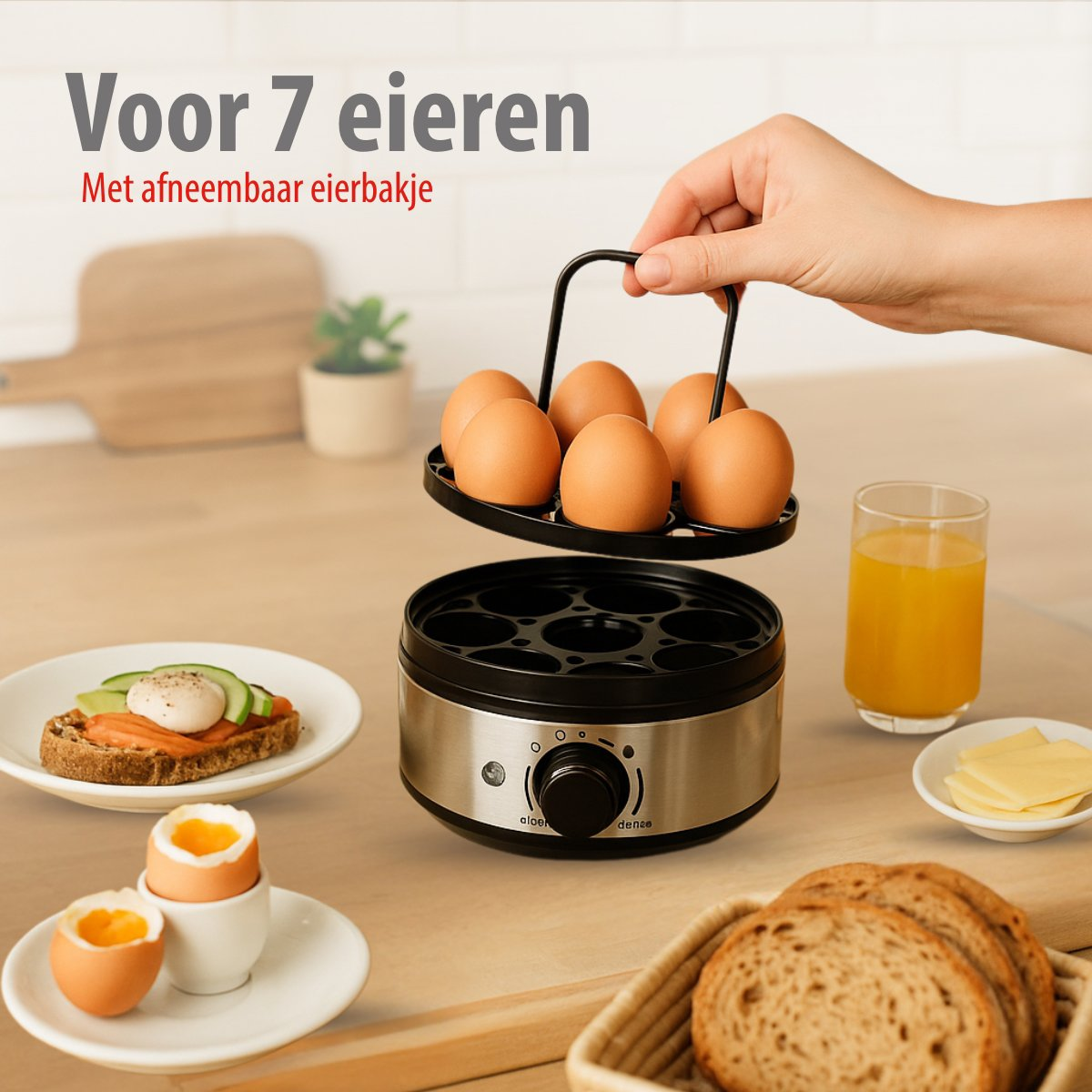 Ein Eierkocher mit sieben Eiern, eine Brotscheibe mit Belag, ein Glas Saft und ein Korb mit Brotscheiben.