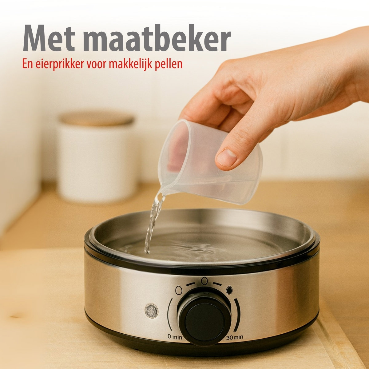 Eine Hand gießt Wasser aus einem Messbecher in einen Eierkocher. Der Kocher ist silberfarben, mit einem schwarzen Drehknopf. Niederländischer Text ist sichtbar.