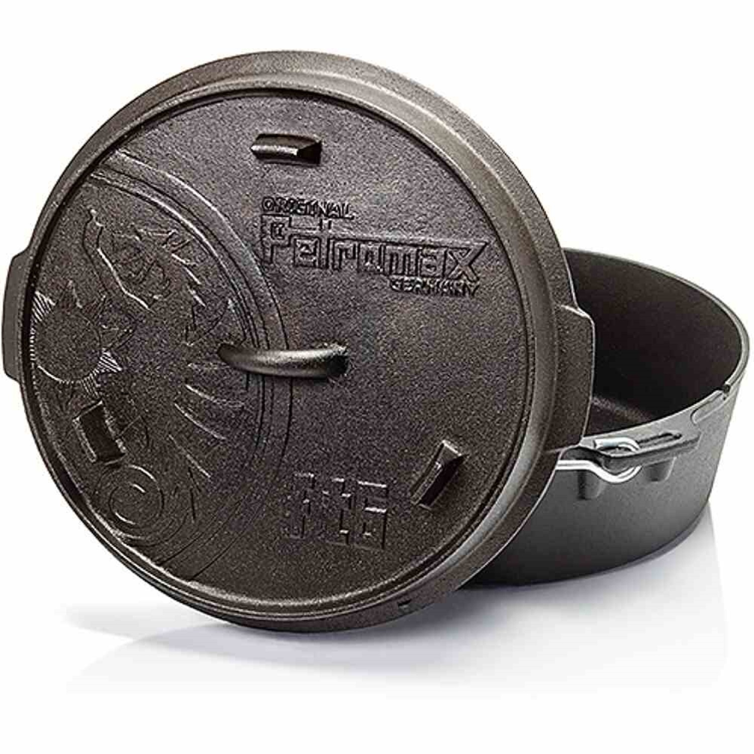 Ein schwarzer gusseiserner Dutch Oven mit leicht geöffnetem Deckel. Der Deckel hat einen Griff und der Markenname 'Petromax' ist sichtbar.